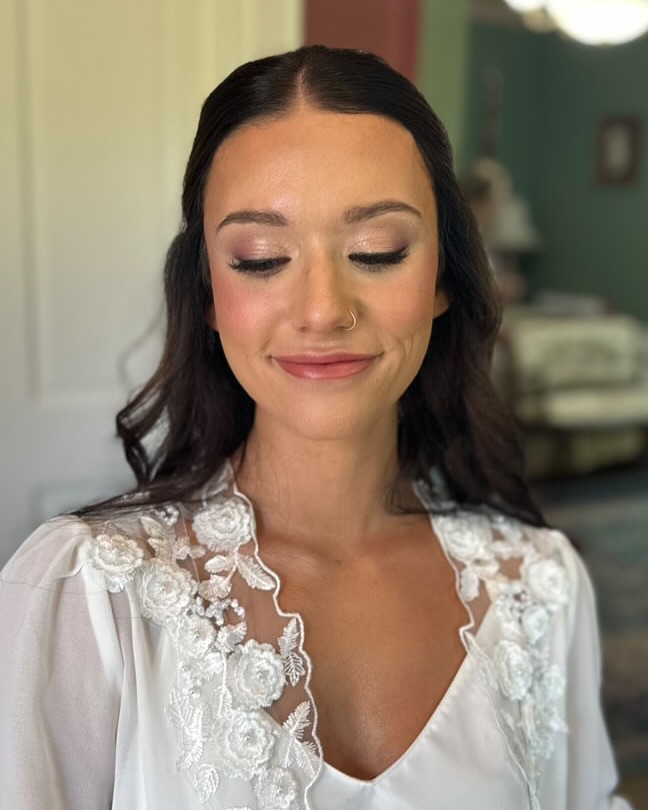 Swipe to see this complete makeup look created by Brittanie 💕