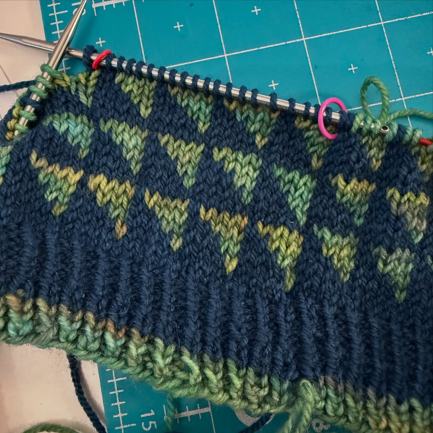 It’s not quilting, but loving the half square triangles on this #wildrosecowl ! Knitting has been totally pulling me away from today’s to do list. Didn’t do everything, but I did get the Longarm table cleared off, as it totally became a dumping zone over the holidays! Back at it tomorrow, and with my first customer quilts of the new year, and promises of a busy week of customer intakes. My customers have been sewing up a storm over the holidays!
#wildrosecowl by @just_tracie
Yarn is #ancientartsyarn #socknado
Keeping it Alberta based. Alberta wild rose design from Tracie in Edmonton, ancient art yarn is calgary based.