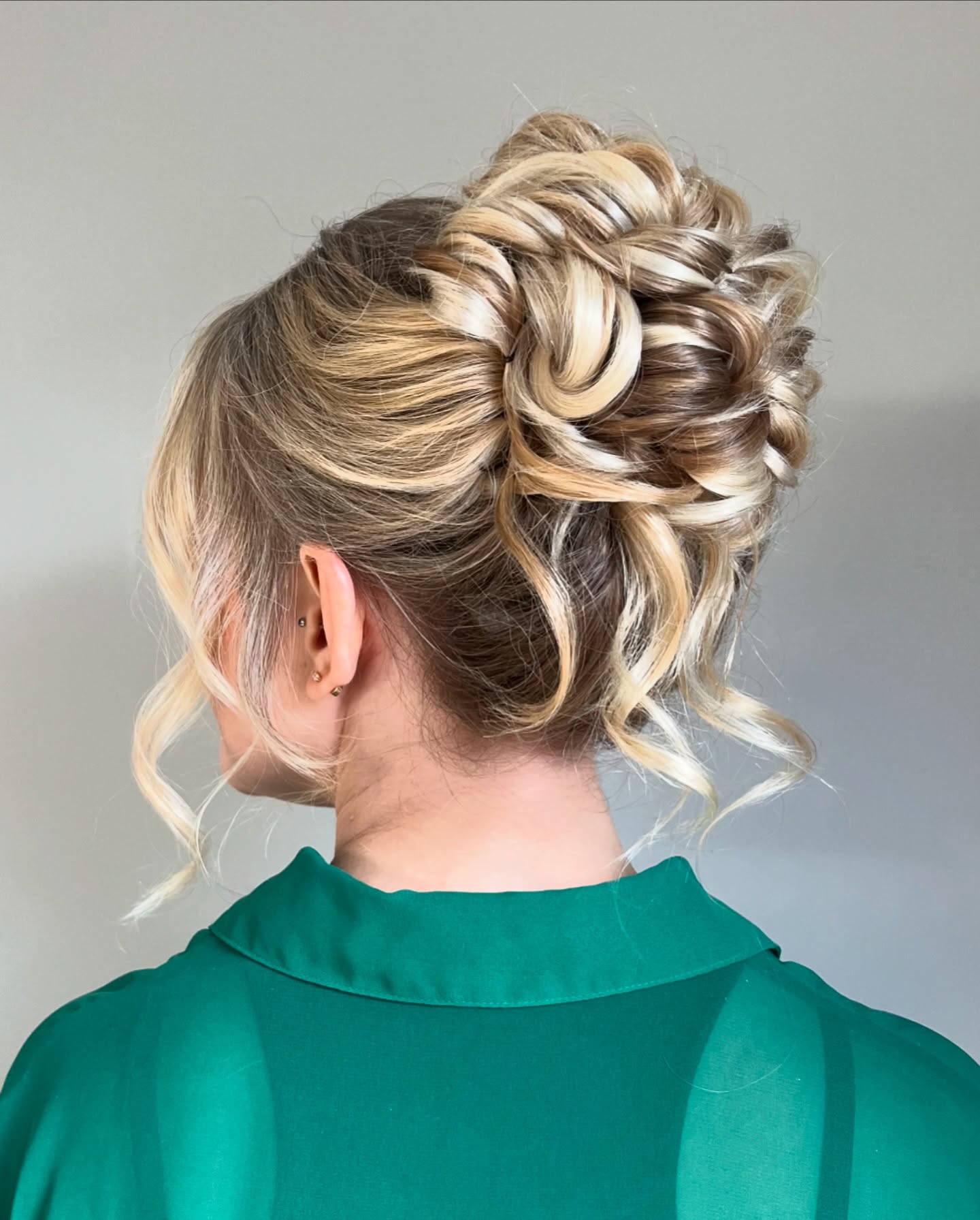 Here’s to hoping this high updo trend sticks around in 2025! 💓
• stylist Kellsie