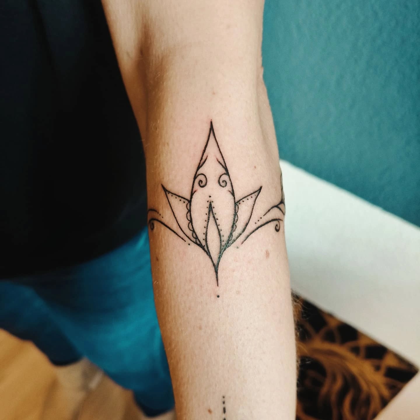 Freehand fineline tattoo
Heute durfte ich ein schönes bestehendes Tattoo freihändig ergänzen mit schönen fineline Elementen und Blüten 💖 es war mir eine Riesenfreude!
#finelinetattoo #berntattoo #tattoobern #ornamentaltattoo #freehandtattoo #femininetattoo