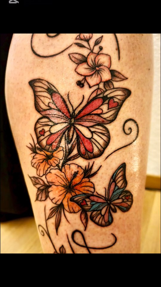 Gestern durfte ich dieses wunderschöne Kunstwerk auf eine wundervolle, starke und strahlende Mama und Frau verewigen 💖
Mein grösstes Geschenk in meinem Beruf ist es, die Freude in den Augen meiner Kund*innen zu sehen 🥹✨ ihr könnt euch gar nicht vorstellen wie sehr es mein Herz aufblühen lässt, eure Tattoos, die euch so an Herzen liegen, die voller Bedeutung sind, und welche euch für immer begleiten werden, unter die Haut zu bringen ✨💖✨
In aller Liebe
Amandine ✨💖✨
#finelinetattoo #colortattoo #mamalove #mamasontattoo #pinuptattoo #symbolictattoo #spiritualtattoo #tattoostudiobern #tattooidea #tattoobern #femininetattoo #inkedgirl #inkedwoman