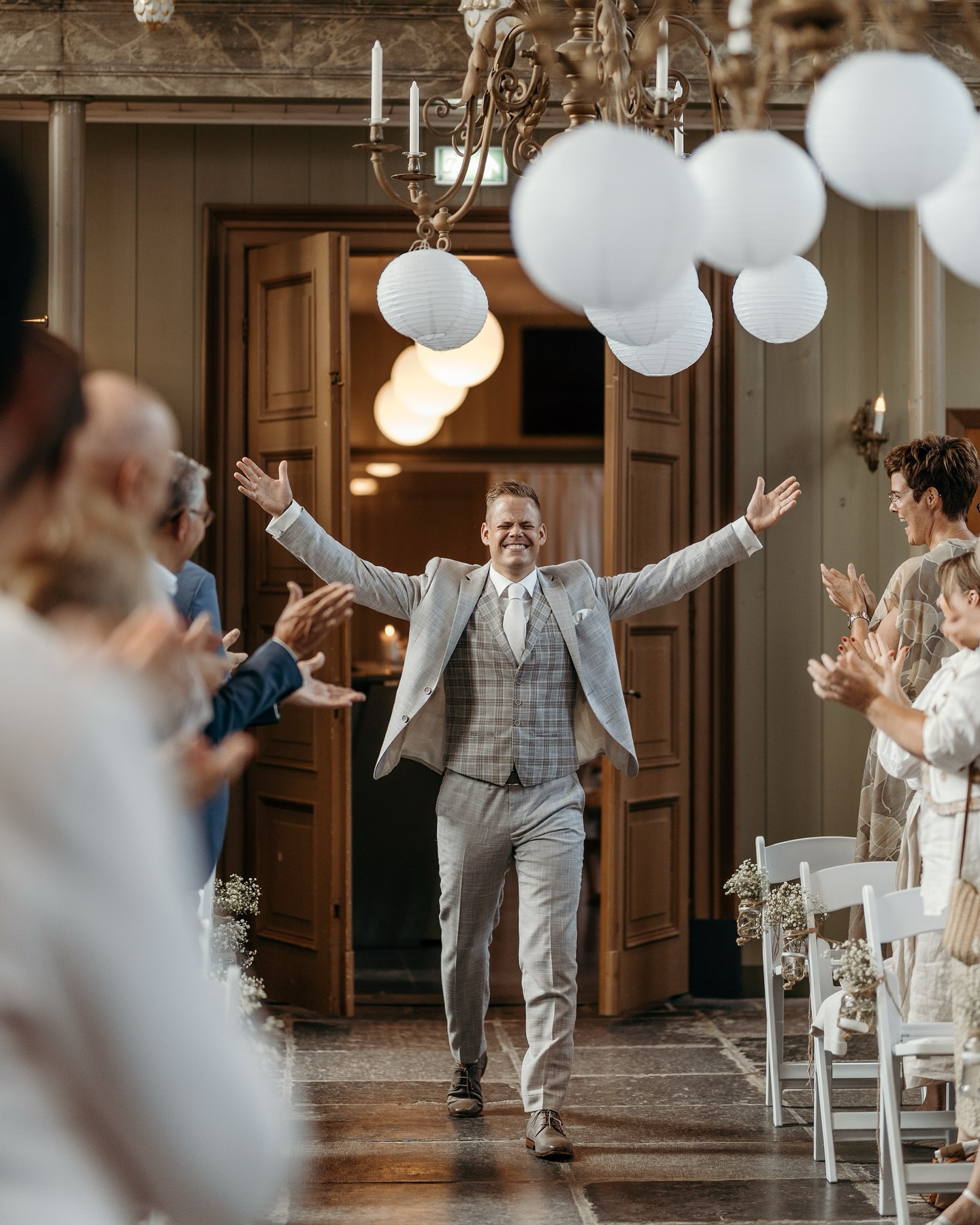 Dit is nog eens een binnenkomst!๐คฉ
Even een terugblik naar รฉรฉn van de geweldige bruiloften die ik afgelopen jaar heb mogen vastleggen.๐
En nu denk je waarschijnlijk: Huh, maar je bent toch op vakantie? Jaaaa zeker, terwijl ik dit typ lig ik heerlijk op een bedje aan het zwembad. De meeste mensen die mij een beetje kennen weten: never not working. Nee hoor valt alles mee, mโn laptop heb ik thuis gelaten. Wel mโn camera mee maar nog niet aangeraakt. Nou, ik ga weer genieten, hakuna matata! ๐งโโ๏ธ