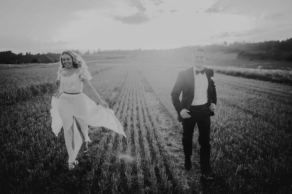 Die Hochzeit ist einer der wichtigsten Tage im Leben – ein Tag voller Liebe, Emotionen und unvergesslicher Augenblicke. Damit diese besonderen Momente nicht nur in Erinnerung bleiben, sondern für immer lebendig sind, braucht es mehr als nur einen Fotografen. Es braucht jemanden, der mit Charme und Feingefühl die Magie des Momentes einzufangen ♥️
⠀⠀⠀⠀⠀⠀⠀⠀⠀⠀⠀⠀⠀⠀⠀⠀⠀⠀⠀⠀⠀⠀⠀⠀⠀⠀⠀⠀⠀⠀⠀⠀⠀⠀⠀⠀⠀⠀⠀
. . ⠀⠀⠀⠀⠀⠀⠀⠀⠀⠀⠀⠀⠀⠀⠀⠀⠀⠀⠀⠀⠀⠀⠀⠀⠀⠀⠀⠀⠀⠀⠀⠀⠀⠀⠀⠀⠀⠀⠀⠀⠀⠀⠀⠀⠀⠀⠀⠀⠀⠀ ⠀⠀⠀⠀⠀⠀⠀⠀⠀⠀⠀⠀⠀⠀⠀⠀⠀⠀⠀⠀⠀⠀⠀⠀⠀⠀⠀ #hunsrück#kriche#stoppelfeld#afterwedding#heiraten#heiraten2025#lovebirds#dirtybootsmessyhair#belovedstories#kölnaltstadt#köln#bridetobe2025 #photographer#couple#love#liebe#portrait#portraitphotograpy#urbanstyle#urbanwedding#perfectmoment#weddingphotography#hochzeit#hochzeitsfotografie#hochzeitsfotograf#linzamrhein#bonn#köln#düsseldorf#essen#aachen