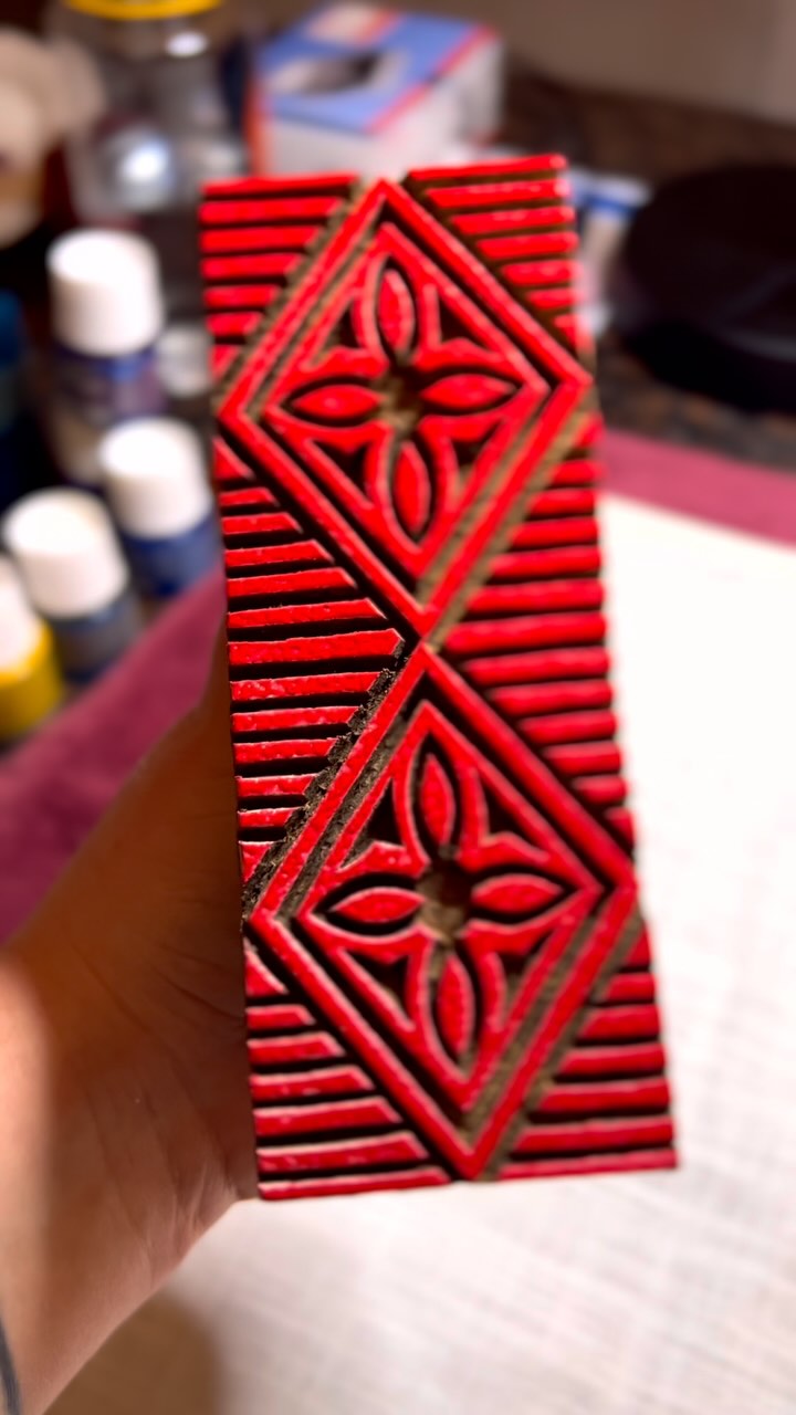 My hands are happily on hiatus from blockprinting at the moment, but I still wanted to show you my new stamps’ first sTOmP from last months market rush.
#textileart #blockprint #handcraft #slowtextiles