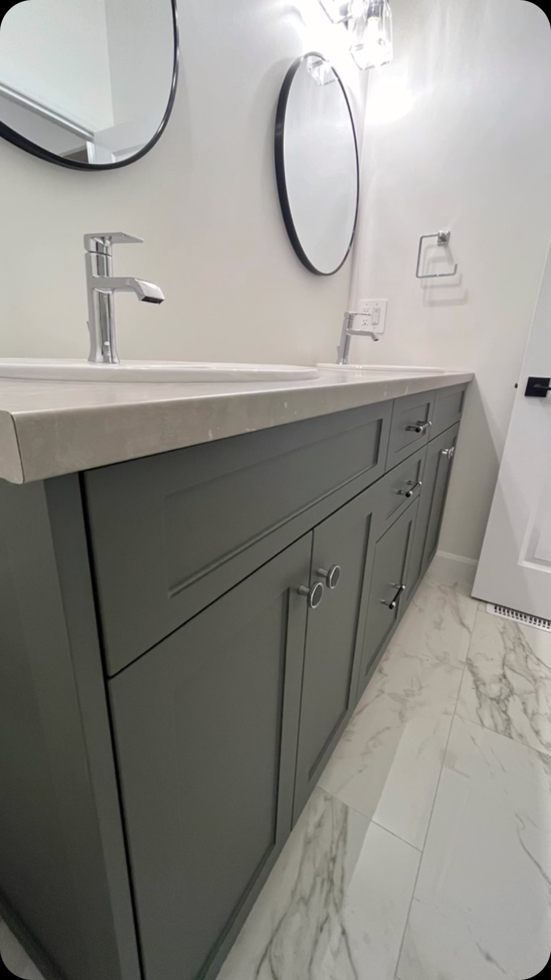 Stunning contractor upgrades and tons of room in the basement for your future. Frontier Homes prides itself by building lasting relationships with the best contractors in the area. Thank you @frielheating @irwincabinetworks @parksgroup @vicsglass @ruralbuildingsolutionscanada @watsonbuildingsupplies @foxboro.fasteners @titan_interlock @a1plumbingquinte @vanvarkelectric