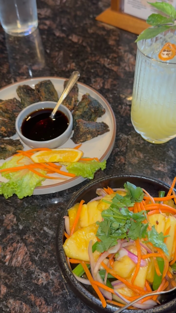 โผ๏ธFun Factโผ๏ธ Our Chef/Owner (also my big sis) is a classically trained chef that has worked for well known restaurateurs around town. Kaosamaiโs Seasonal Menu is where she gets to experiment outside of classic Thai fare.
Pictured here is the Leek Cake, Pineapple Salad, Kumquat Basil Limeade, and the Sai Oua Burger, which is based off of our momโs recipe ๐งก
#eaterseattle #seattlehappyhour #seattlebar