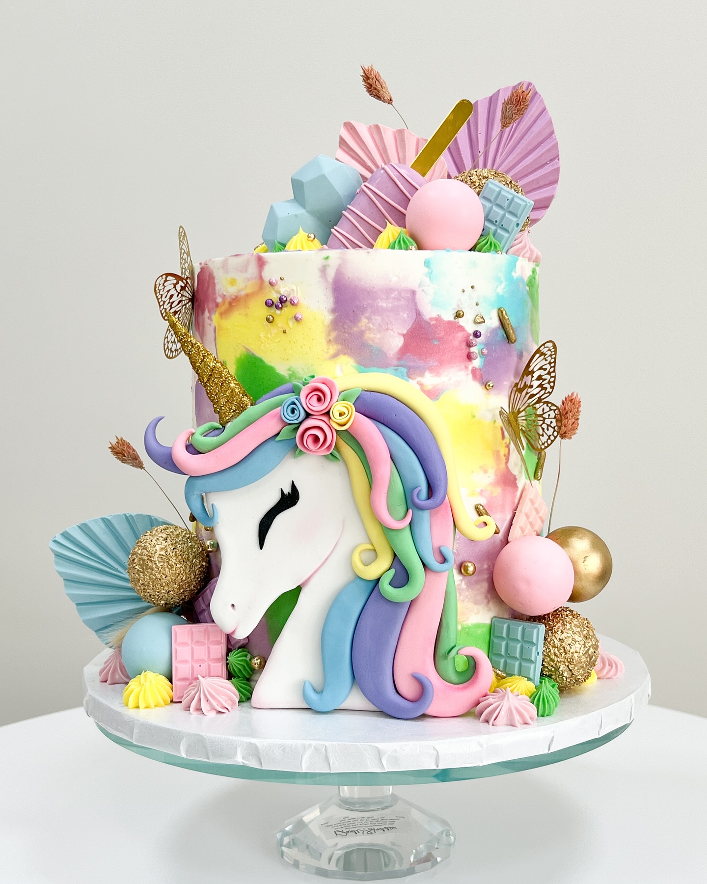 Our enchanting Unicorn Cake never fails to captivate us! 😍
As a friendly reminder, please note that all custom cake orders require a two-week notice period✨