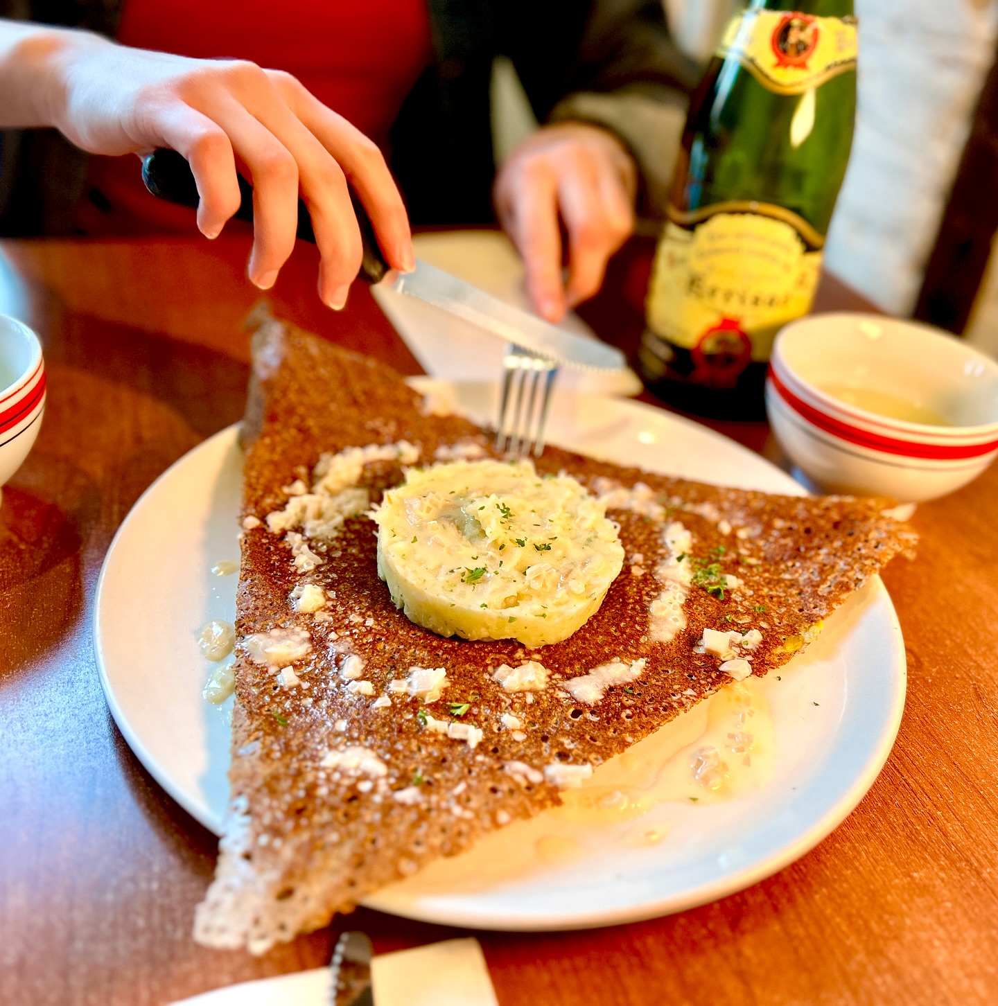 On vous présente notre nouvelle galette du moment: brandade de morue, fondue de poireaux, et beurre blanc.
Venez-vous régaler! 😋😋😋
