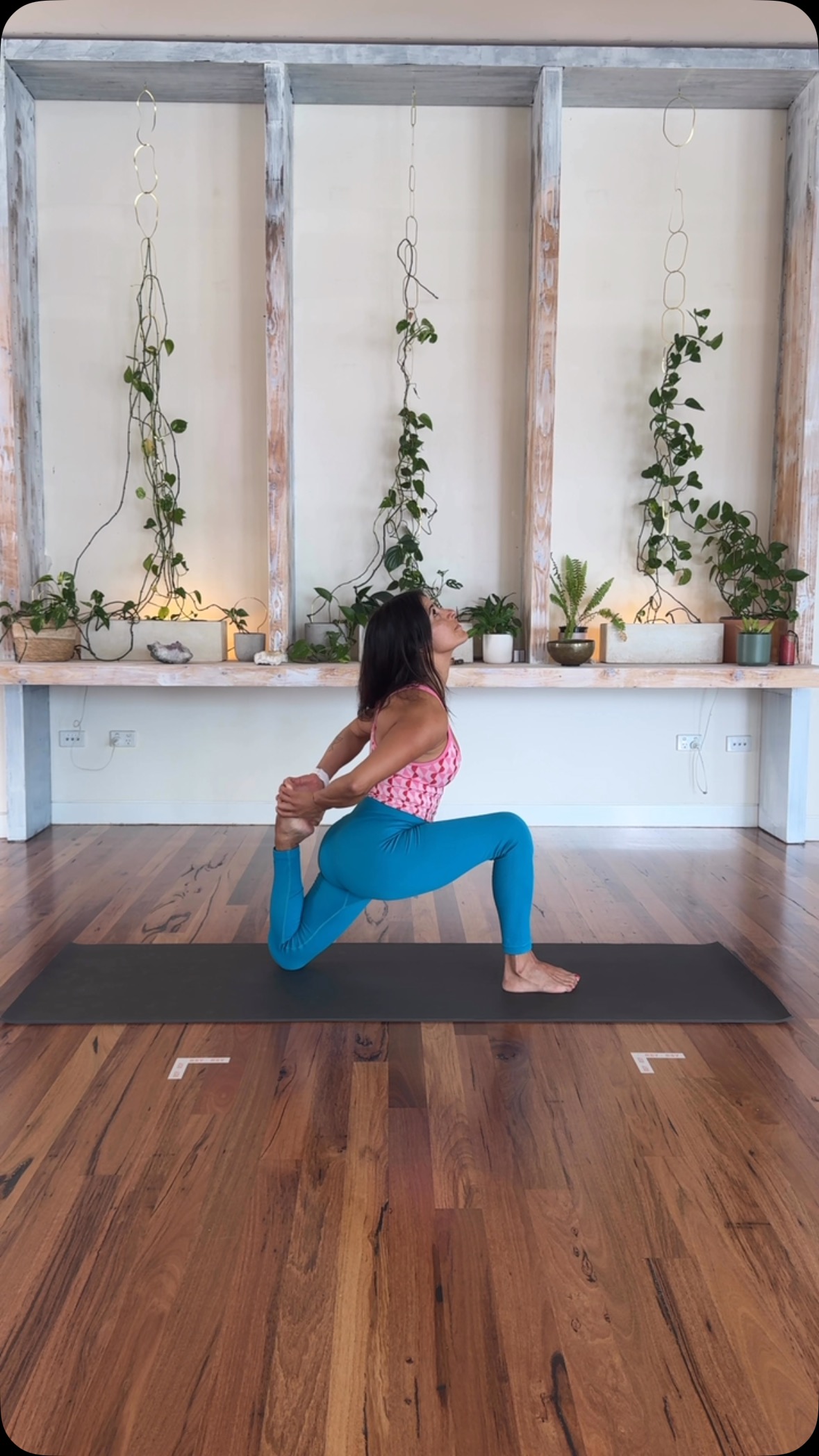 Tight hips? Stretching and moving your body for just 5-10 minutes a day is a must, especially for those with sedentary roles. Try holding each hip flexor stretch for 30-45 seconds and repeat 6 times. This simple routine helps improve flexibility, ease discomfort, and keep you feeling balanced. Make movement a daily habit to stay pain-free and energized! Dr Fab 🫶 @radiantsolyoga for all yoga classes 🧘🏻 @sanctuarylakeschiro @vidaactiv_wellness