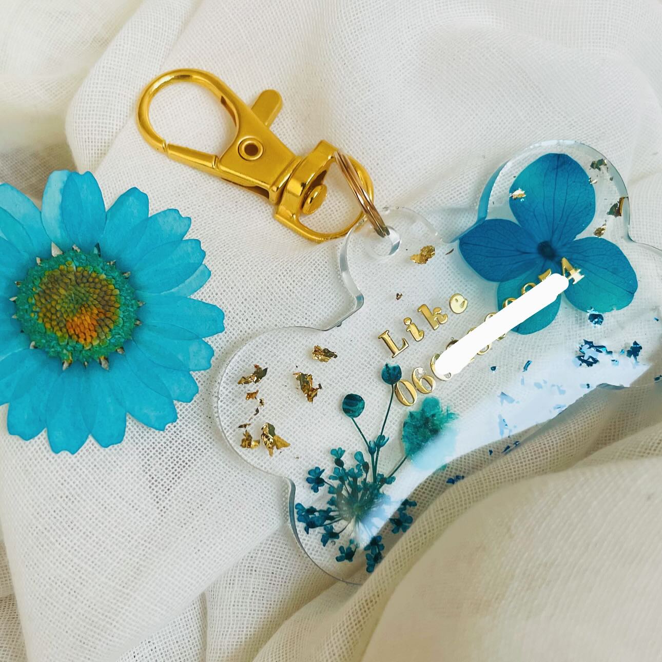 🔗🌸 Médaillon pour animaux entièrement personnalisable 🐕 , selon vos gouts et vos envies du moment 🤍
Modèle gros os 🦴
Des paillettes, des fleurs séchées, des inclusions diverses et variées pour les quelles vous avez le choix 🌸
#prettyshopdog #chiens #chats #animalerieenligne #resineepoxy #resine #résine #os #chien #chat #animaux #medaille #medaillechien #medaillon #instadogs #instadog