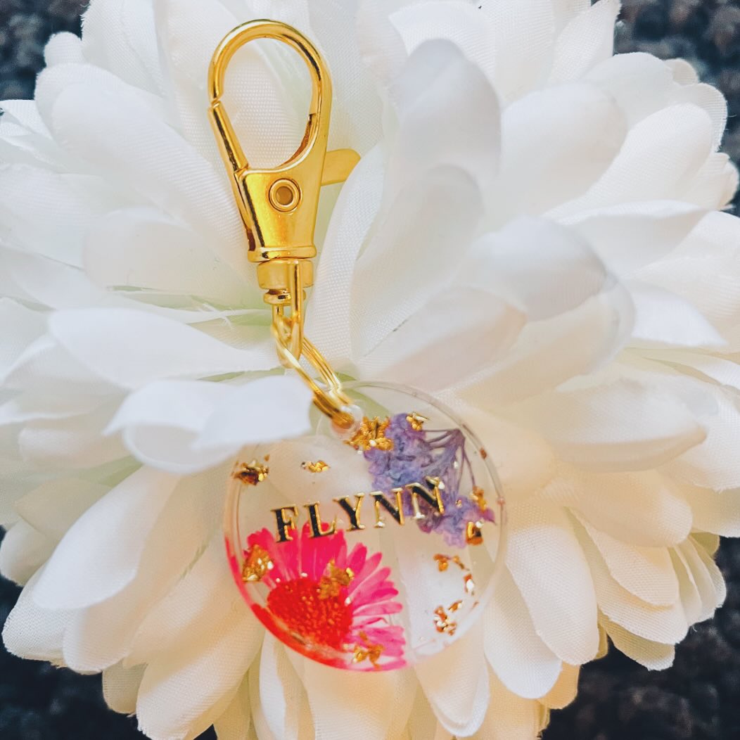 🔗🌸 Médaillon pour animaux entièrement personnalisable 🐕 , selon vos gouts et vos envies du moment 🤍
Modèle rond 🟣
Des paillettes, des fleurs séchées, des inclusions diverses et variées pour les quelles vous avez le choix 🌸
#prettyshopdog #chiens #chats #animalerieenligne #resineepoxy #resine #résine #os #chien #chat #animaux #medaille #medaillechien #medaillon #instadogs #instadog