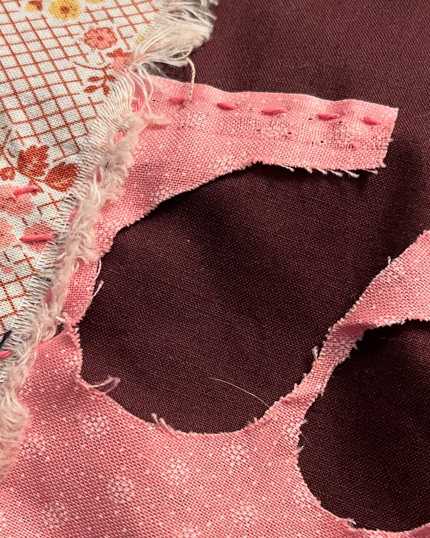 2:1 Fun with fringe and negative space. I’m also kinda fascinated by the back— the outcome of what, opposite intentionality? #100daystitchbookchallenge