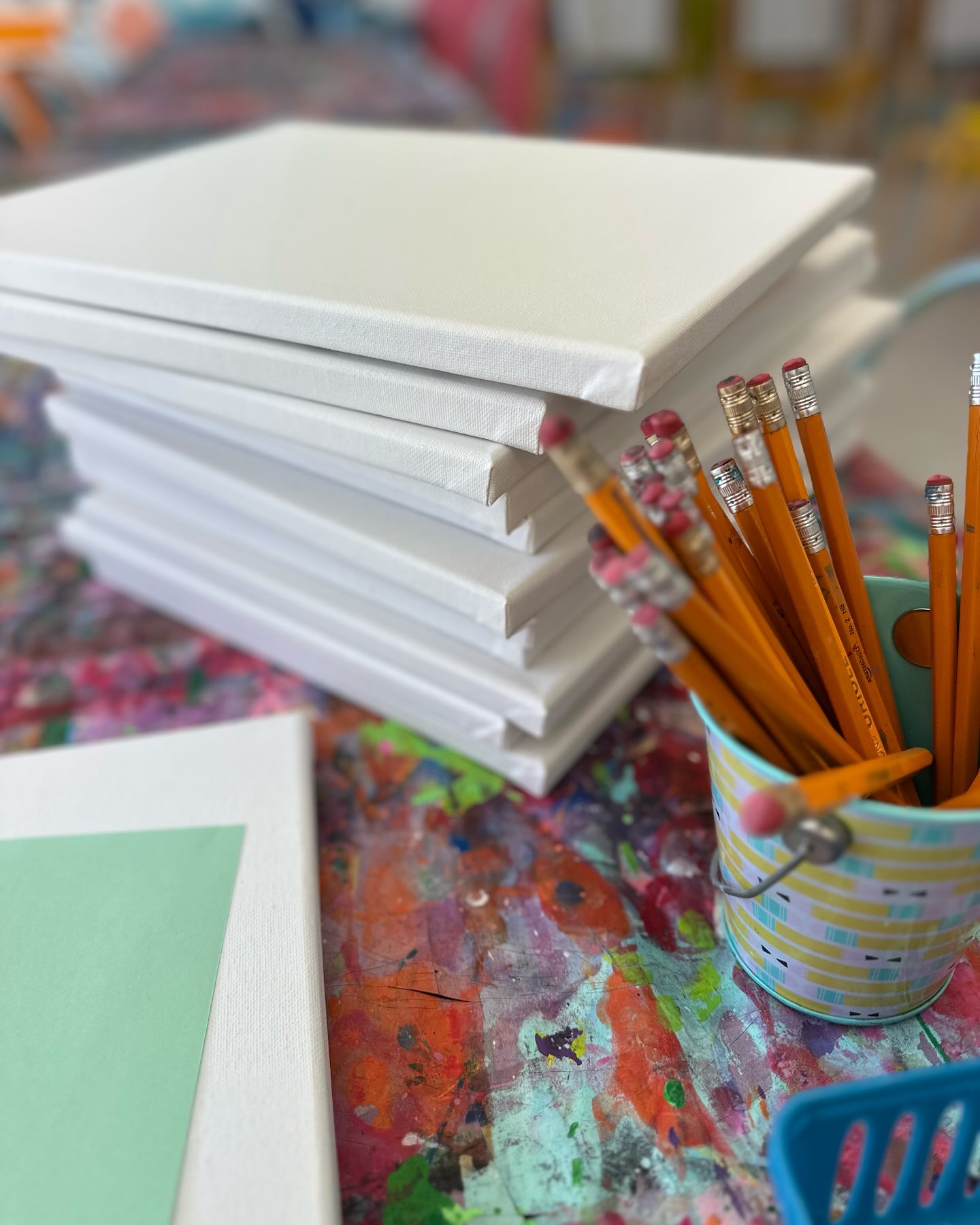 Get creative tomorrow! Pop-up classes at the studio Monday. Preschool 1-2 pm and Elementary 2:30-3:30 pm. Enjoy sensory play, art centers, and creating a winter-themed art project! 🖌️