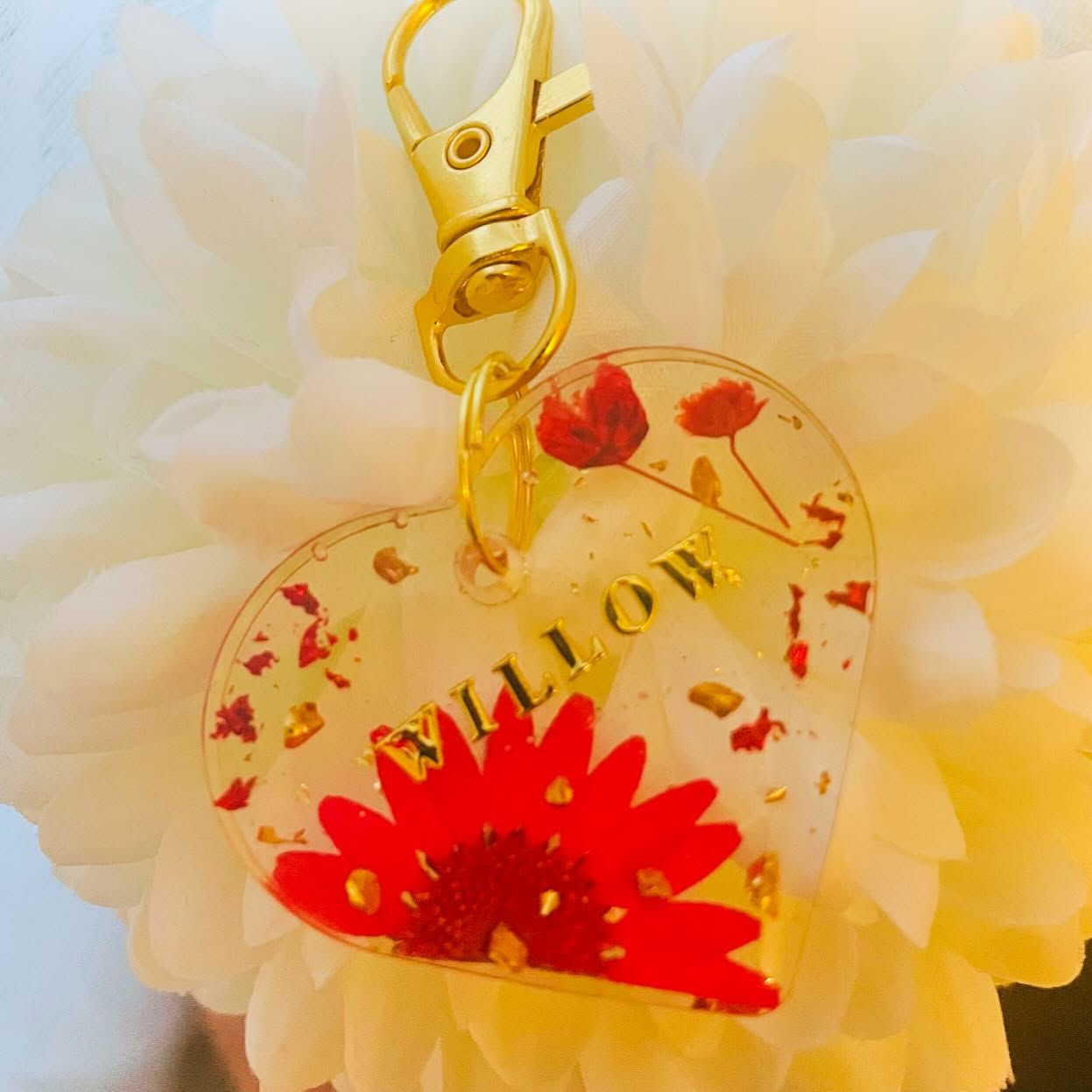 🔗🌸 Médaillon pour animaux entièrement personnalisable 🐕 , selon vos gouts et vos envies du moment 🤍
Modèle cœur ❤️
Des paillettes, des fleurs séchées, des inclusions diverses et variées pour les quelles vous avez le choix 🌸
#prettyshopdog #chiens #chats #animalerieenligne #resineepoxy #resine #résine #os #chien #chat #animaux #medaille #medaillechien #medaillon #instadogs #instadog