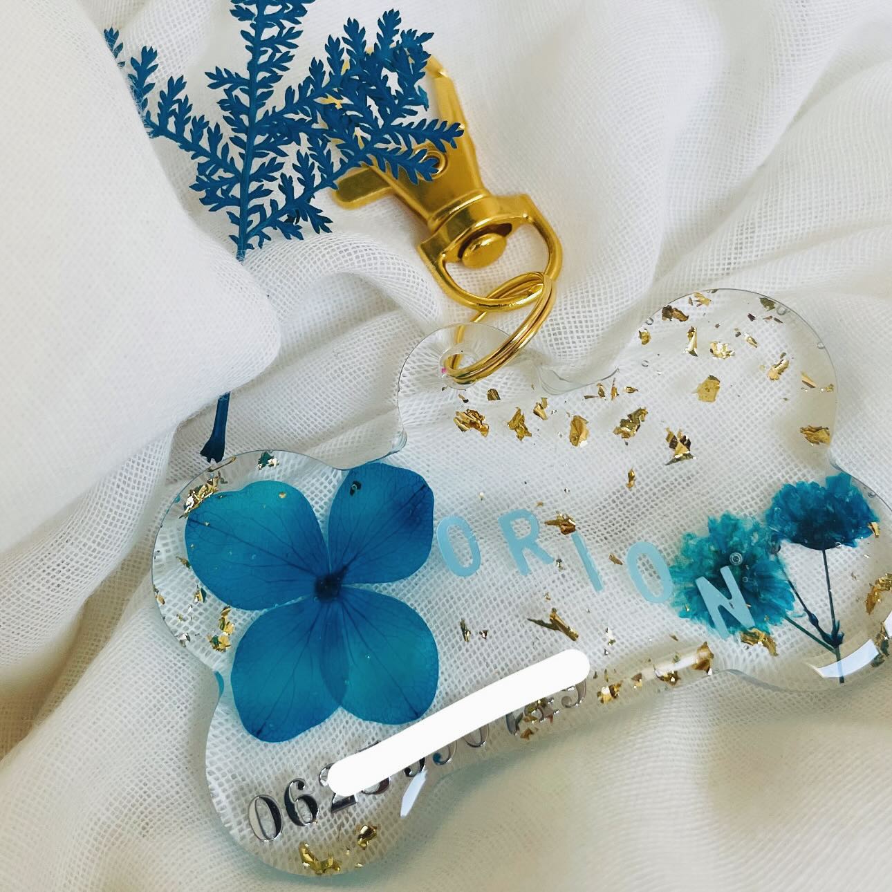 🔗🌼 Médaillon pour animaux entièrement personnalisable 🐕 , selon vos gouts et vos envies du moment 💙
Modèle gros os 🦴
Des paillettes, des fleurs séchées, des inclusions diverses et variées pour les quelles vous avez le choix 🌼
#prettyshopdog #chiens #chats #animalerieenligne #resineepoxy #resine #résine #os #chien #chat #animaux #medaille #medaillechien #medaillon #instadogs #instadog