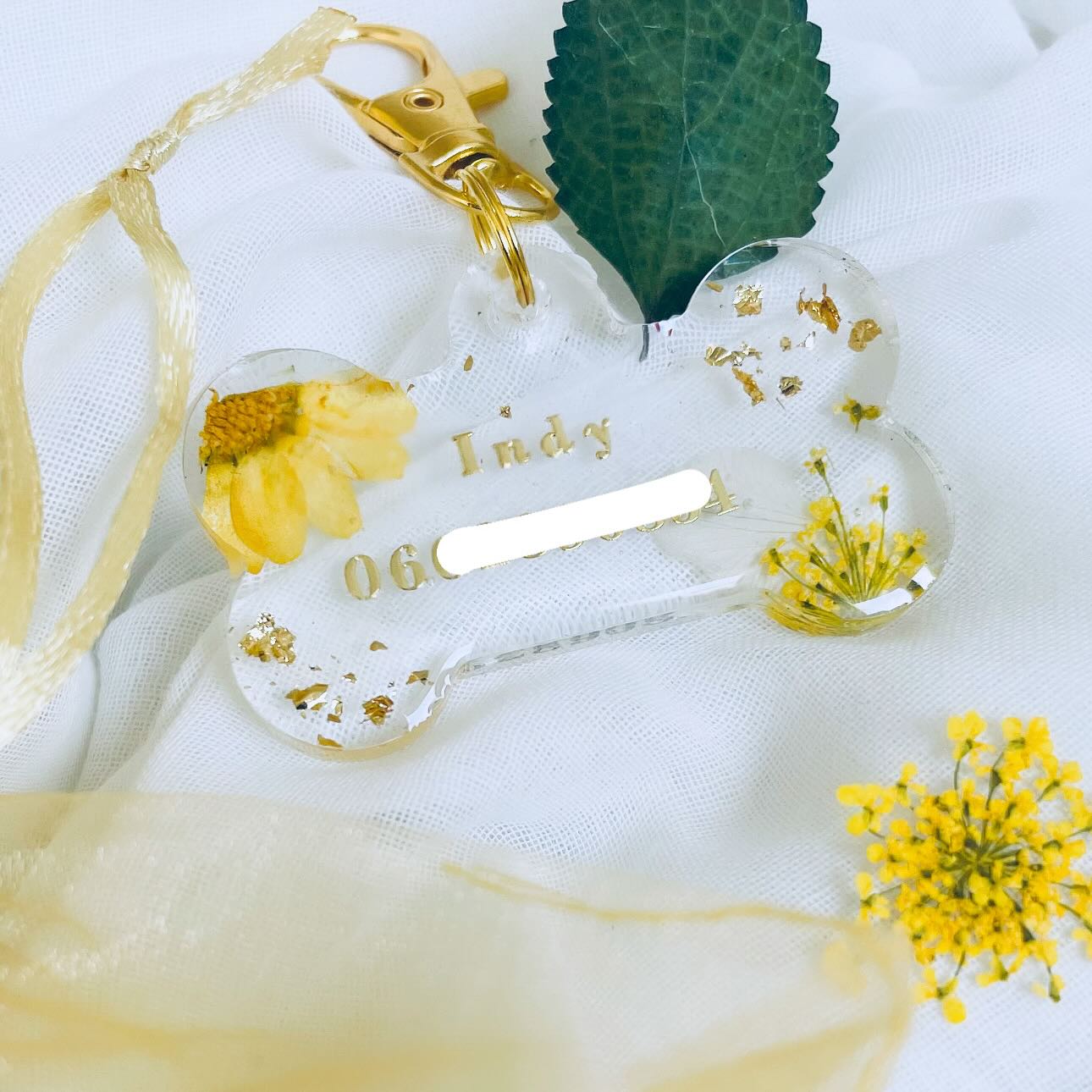 🔗🌼 Médaillon pour animaux entièrement personnalisable 🐕 , selon vos gouts et vos envies du moment 💛
Modèle gros os 🦴
Des paillettes, des fleurs séchées, des inclusions diverses et variées pour les quelles vous avez le choix 🌼
#prettyshopdog #chiens #chats #animalerieenligne #resineepoxy #resine #résine #os #chien #chat #animaux #medaille #medaillechien #medaillon #instadogs #instadog