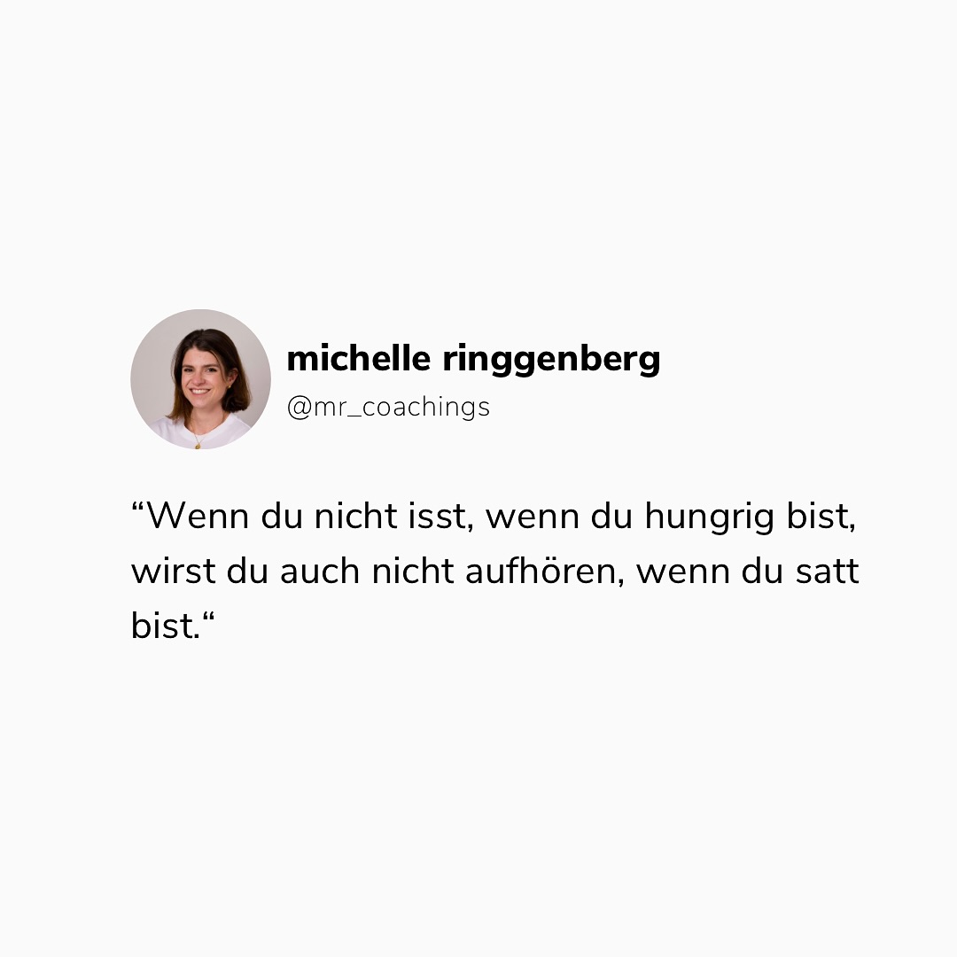 Wie oft ignorieren wir die Signale unseres Körpers?
Echter Hunger und echtes Sättigungsgefühl sind klare Zeichen, die uns helfen, im Gleichgewicht zu bleiben. Doch Diäten, Stress und gesellschaftlicher Druck haben uns oft von dieser natürlichen Intuition entfernt.
Lerne, auf deinen Körper zu hören. Hunger ist kein Feind, sondern ein Signal, dass dein Körper Energie braucht. Genauso ist Sättigung nicht das Ende, sondern eine Einladung, innezuhalten und zu geniessen..
💡 Wie kannst du wieder auf deinen Körper hören?
1️⃣ Iss bewusst und ohne Ablenkung.
2️⃣ Frage dich: Bin ich hungrig – oder ist es Langeweile, Stress oder Gewohnheit?
3️⃣ Höre auf deinen Körper, nicht auf die Uhr oder äußere Regeln.
Dein Körper kennt den Weg – du musst nur lernen, wieder hinzuhören. 🤍
Was denkst du über dieses Zitat? Schreib es in die Kommentare und lass uns darüber sprechen! ✨
Du möchtest lernen, wie du deine Ernährung intuitiv gestalten kannst? Lass uns gemeinsam daran arbeiten. Schreib mir für dein persönliches Coaching!
#FitnessJourney #PersonalTraining #BoxAcademyBern #NeuesJahrNeuesIch#boxen#fitness#abnehmen#health#inspo#Sport#Bern#Grow#GlowUp#bikinibody#Gesundheit#SpassbeimSport#Selbstliebe#Selbstbewusstsein#trainingmitmichelle#glücklich#zufrieden#wohlfühlkörper