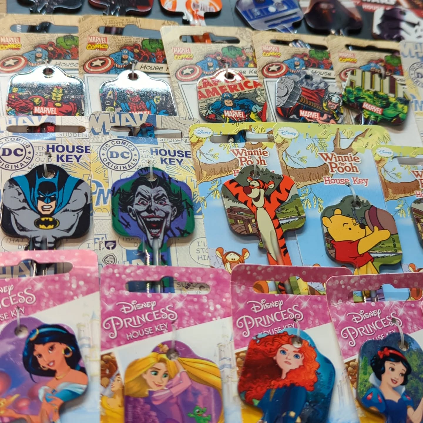 Early key delivery this morning, including character designs alongside the normal ones. (The batman one might have already been used on my own bunch)
#keys #keycutting #cobbler #smallbusiness