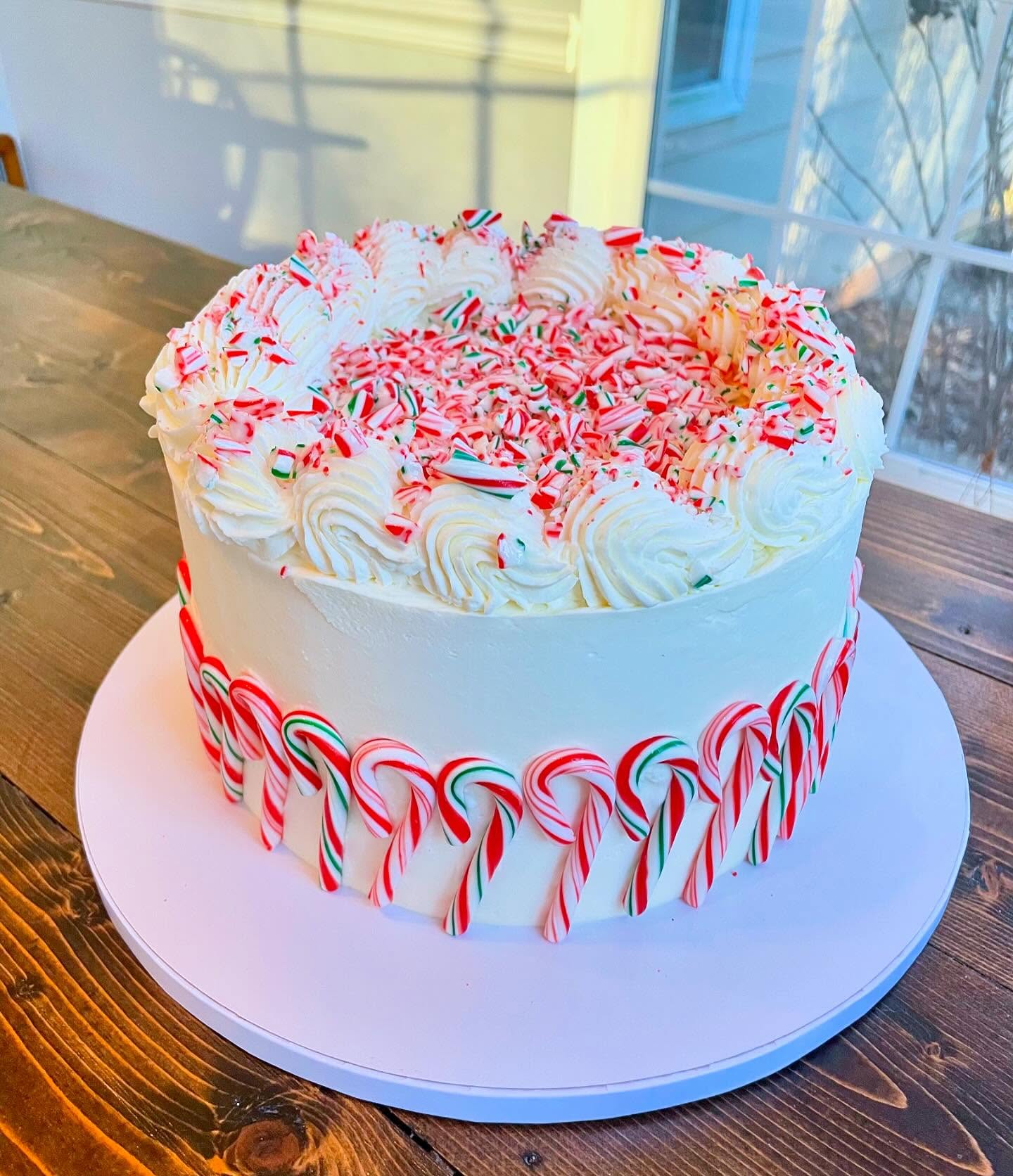 Throwing it back to some sweet creations from last year that never made it to the feed: Chocolate peppermint cake, zesty lemon pie and apple pie cupcakes—better late than never, right?