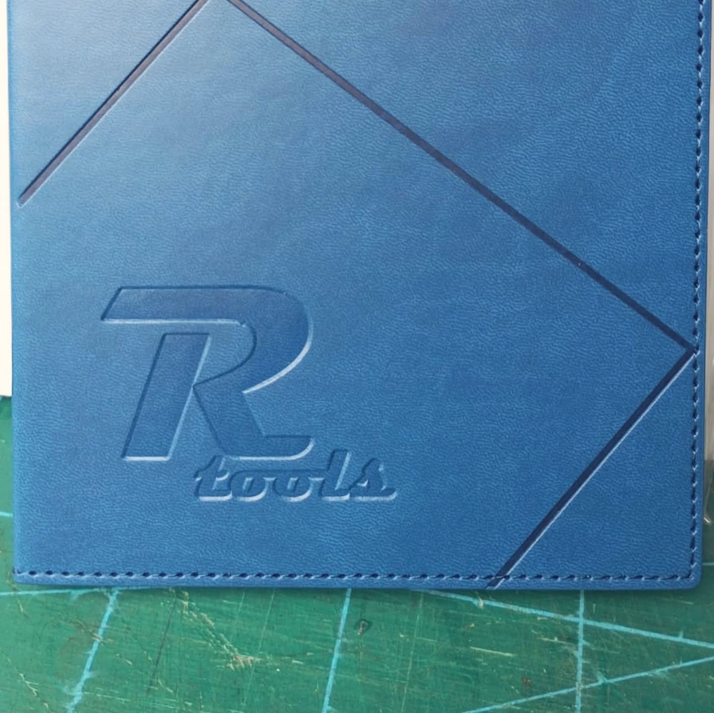 Agenda con bajo relieve
#articulospersonalizados #articulospromocionales #regaloscorporativos #regalosempresariales #articulospublicitarios