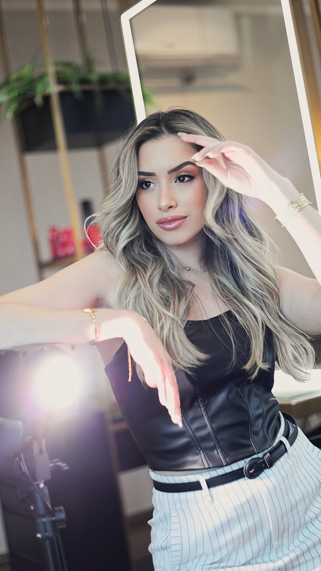 O loiro dos sonhos existe! 💛✨
#expert @matheus_biaggio
make: @mariassisalves
#loirocampinas #loiroscampinas #salaodebelezacampinas #mechascampinas #mechas #loirascampinas #beauty #hair #salaodebeleza