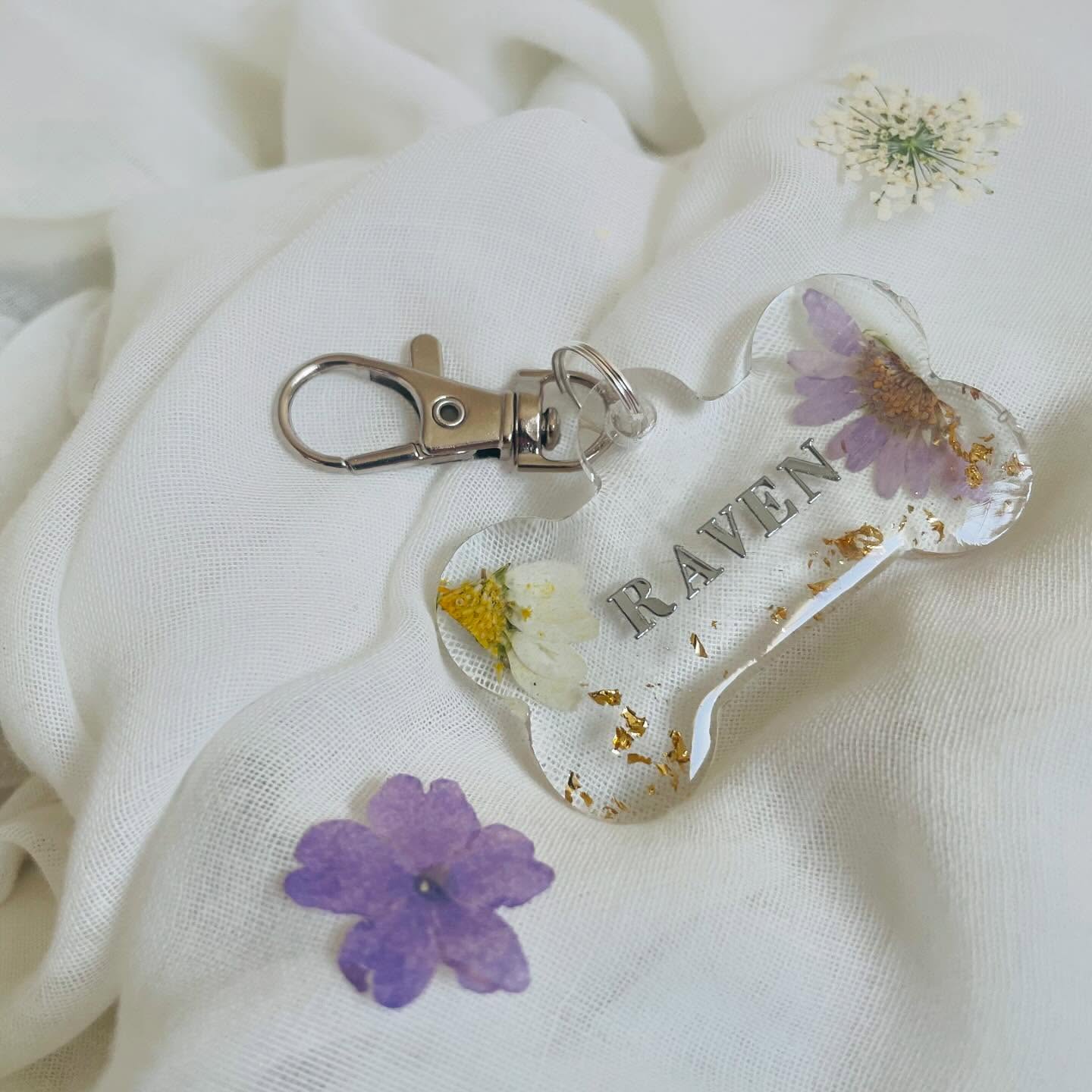 🔗🪻Médaillon pour animaux entièrement personnalisable 🐕 , selon vos gouts et vos envies du moment 💜
Modèle gros os 🦴
Des paillettes, des fleurs séchées, des inclusions diverses et variées pour les quelles vous avez le choix 🪻
#prettyshopdog #chiens #chats #animalerieenligne #resineepoxy #resine #résine #os #chien #chat #animaux #medaille #medaillechien #medaillon #instadogs #instadog