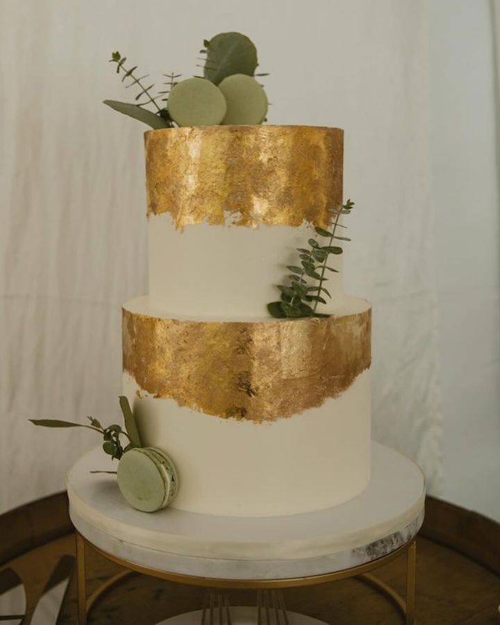 The perfect sage and gold wedding cake🍃
We made this dessert table back in August and I am in love with how these pictures by @heartandseoulphotography came out!
This was a vanilla cake, with strawberry compote filling, as well as Oreo cake, with white chocolate mousse filling, all in vanilla Italian meringue buttercream. So good🤤
Swipe ➡️ to see the happy couple and the cupcakes, macarons, and cakesicles we made to pair with the cake!
Venue: @thevintagerosenampa
Photos: @heartandseoulphotography
Bride: @destiny_galaviz