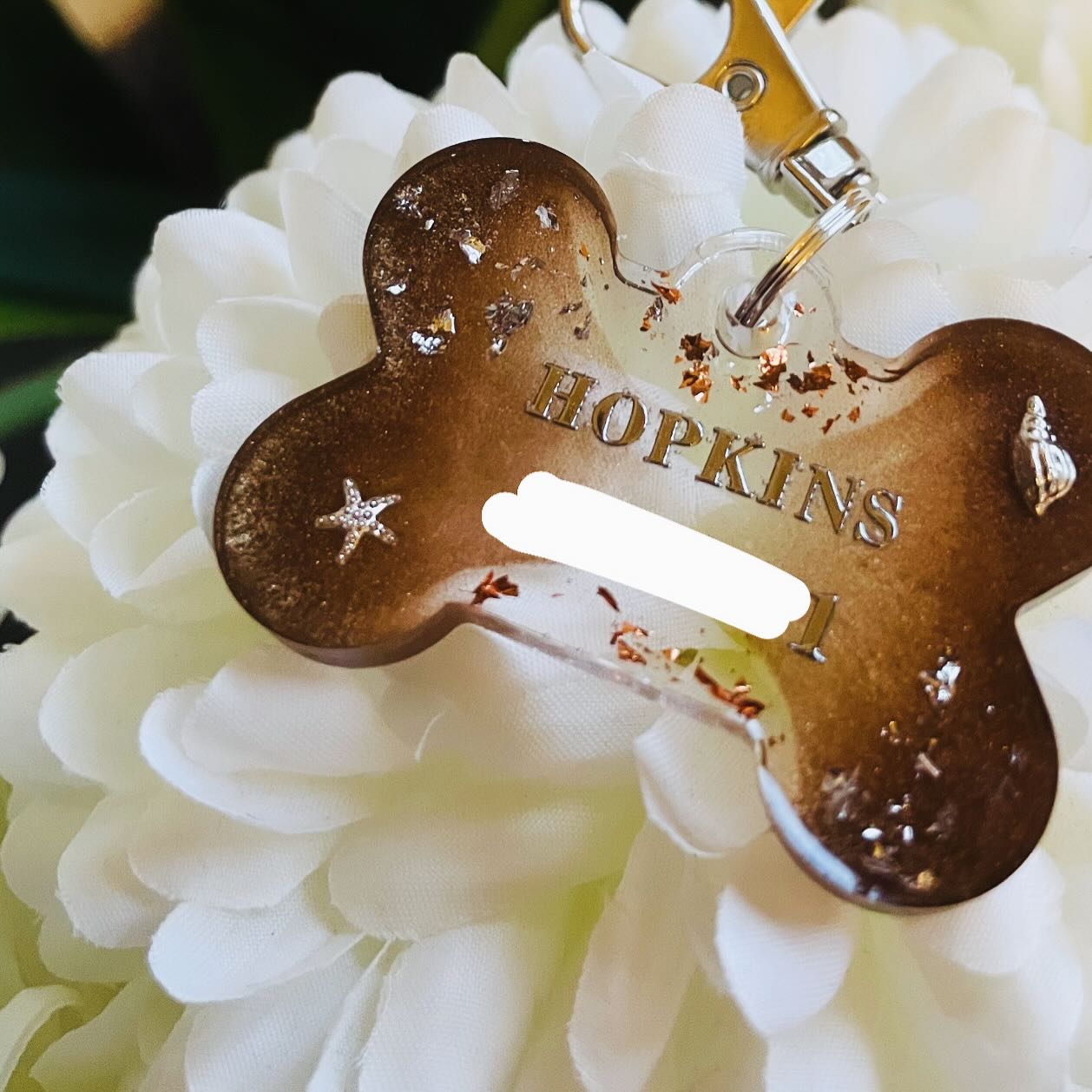 🔗🥀Médaillon pour animaux entièrement personnalisable 🐕 , selon vos gouts et vos envies du moment 🤎
Modèle gros os 🦴
Des paillettes, des fleurs séchées, des inclusions diverses et variées pour les quelles vous avez le choix 🥀
#prettyshopdog #chiens #chats #animalerieenligne #resineepoxy #resine #résine #os #chien #chat #animaux #medaille #medaillechien #medaillon #instadogs #instadog