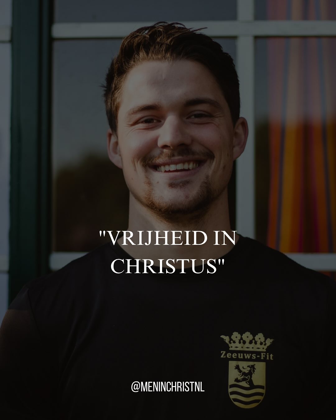 ’Dus is er nu geen verdoemenis voor hen die in Christus Jezus zijn, die niet naar het vlees wandelen, maar naar de Geest. Want de wet van de Geest van het leven in Christus Jezus heeft mij vrijgemaakt van de wet van de zonde en van de dood. Want wat voor de wet onmogelijk was, krachteloos als zij was door het vlees, dat heeft God gedaan: Hij heeft Zijn eigen Zoon gezonden in een gedaante gelijk aan het zondige vlees en dat omwille van de zonde, en de zonde veroordeeld in het vlees, opdat de rechtvaardige eis van de wet vervuld zou worden in ons, die niet naar het vlees wandelen, maar naar de Geest. Immers, zij die naar het vlees zijn, bedenken de dingen van het vlees, maar zij die naar de Geest zijn, de dingen van de Geest. Want het denken van het vlees is de dood, maar het denken van de Geest is leven en vrede.‘
Romeinen 8:1-6 