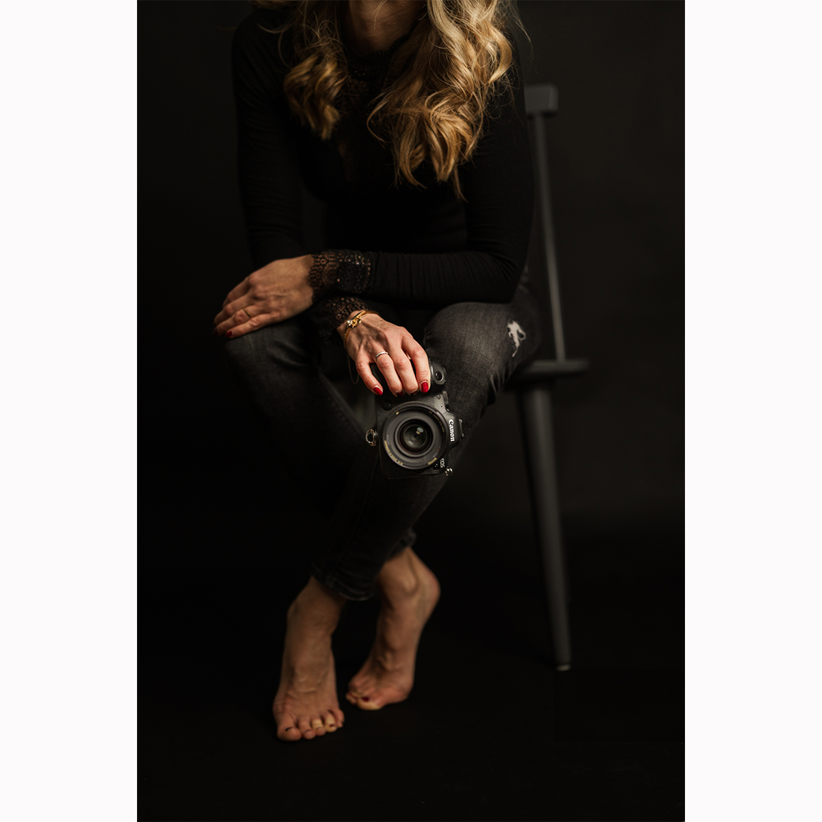 Zum 10 jährigen Jubiläum gibt es nicht nur ein neues Branding, sondern auch einen Auszug aus dem kleinen Mini-Shooting. Das Gesicht hinter der Kamera. Seit 10 Jahren ein eingespieltes Team - meine Kamera und ich. Ich bin
- eine Canon-Shooterin! Und ja, ich habe diverse Kameras ausprobiert, ich habe auch schon Sony geshootet und besitze auch eine kleine Fuji, die ich gern für private Abenteuer ausführe. Mit den vielen Objektiven ist das Ding brutal schwer und für meine recht kleinen Hände (und über Stunden im Einsatz) auch herausfordernd. Dennoch bin ich mit keiner anderen Kamera so schnell und so flexibel, dass mir kein wichtiger Moment entgeht.
- mit 100%iger Leidenschaft für meine Paare im Einsatz. Und diese Leidenschaft für schöne Fotos geht über das Fotografieren weit hinaus. Ich habe schon diverse Blumenanstecker an Herrenrevers befestigt, in Brautschuhe und Brautkleider geholfen, Klammern gesteckt, Taschentücher gereicht, Blumendeko arrangiert, vor der Trauung noch schnell Sonnenschirme organisiert, Teppiche gerückt und und und. Mittendrin für den perfekten Tag, für perfekte Hochzeitsfotos.
- Kreativ. Nicht mehr ganz so aufgeregt, wie zu Beginn, aber dennoch mit vollem Einsatz - auf Leitern, in Fenstern, auf dem Boden, barfuß im Regen, Möbel rückend, immer auf der Suche nach dem perfekten Winkel, dem perfekten Licht. . #fotografin #fotografinköln #hochzeitsfotografinköln #hochzeitsfotografinnrw #hochzeitsfotografinnen #weddingphotography #gesichthinterderkamera #hochzeitsfotosköln #rebranding