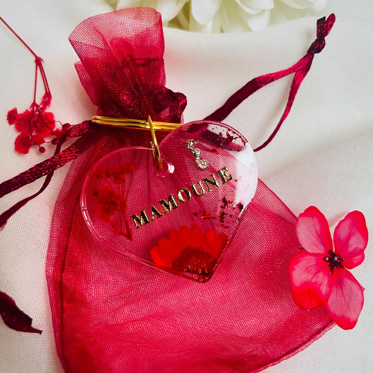 🔗🥀Médaillon pour animaux entièrement personnalisable 🐕 , selon vos gouts et vos envies du moment ❤️
Modèle cœur 🤎
Des paillettes, des fleurs séchées, des inclusions diverses et variées pour les quelles vous avez le choix 🥀
#prettyshopdog #chiens #chats #animalerieenligne #resineepoxy #resine #résine #os #chien #chat #animaux #medaille #medaillechien #medaillon #instadogs #instadog