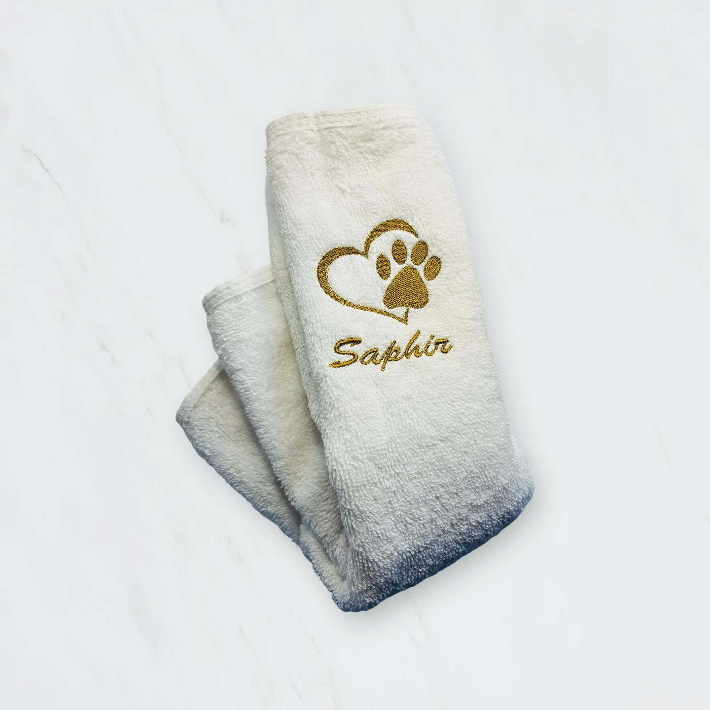 ✨ Personnalisez le quotidien de votre compagnon à quatre pattes avec élégance ! ✨
🐾 Offrez-lui une serviette unique et raffinée, spécialement conçue pour les chiens et les chats. Idéale après un bain, elle associe confort et style. 🛁
✔️ Personnalisation unique : Brodez son prénom directement sur la serviette.
✔️ Taille parfaite : 40x60 cm, adaptée aux petits comme aux grands compagnons.
✔️ Qualité premium : En coton doux et absorbant, elle résiste aux lavages fréquents.
✔️ Fabriquée en France : Artisanat de qualité 🇫🇷.
🎨 Choisissez sa couleur préférée et rendez ses moments de cocooning encore plus spéciaux ! ❤️
🚚 Livraison rapide : Disponible en France et à l’international, expédiée sous 3 à 5 jours ouvrés.
🎁 Le cadeau parfait pour les amoureux des animaux !
👉 Commandez maintenant et ajoutez une touche d’élégance à sa routine quotidienne.
📌 Cliquez sur le lien dans la bio pour personnaliser la sienne dès aujourd’hui ! ✨
#ServiettePersonnalisée #AccessoiresChiens #AccessoiresChats #MadeInFrance #QualitéArtisanale #ConfortAnimal #prettyshopdog #AmoureuxDesAnimaux