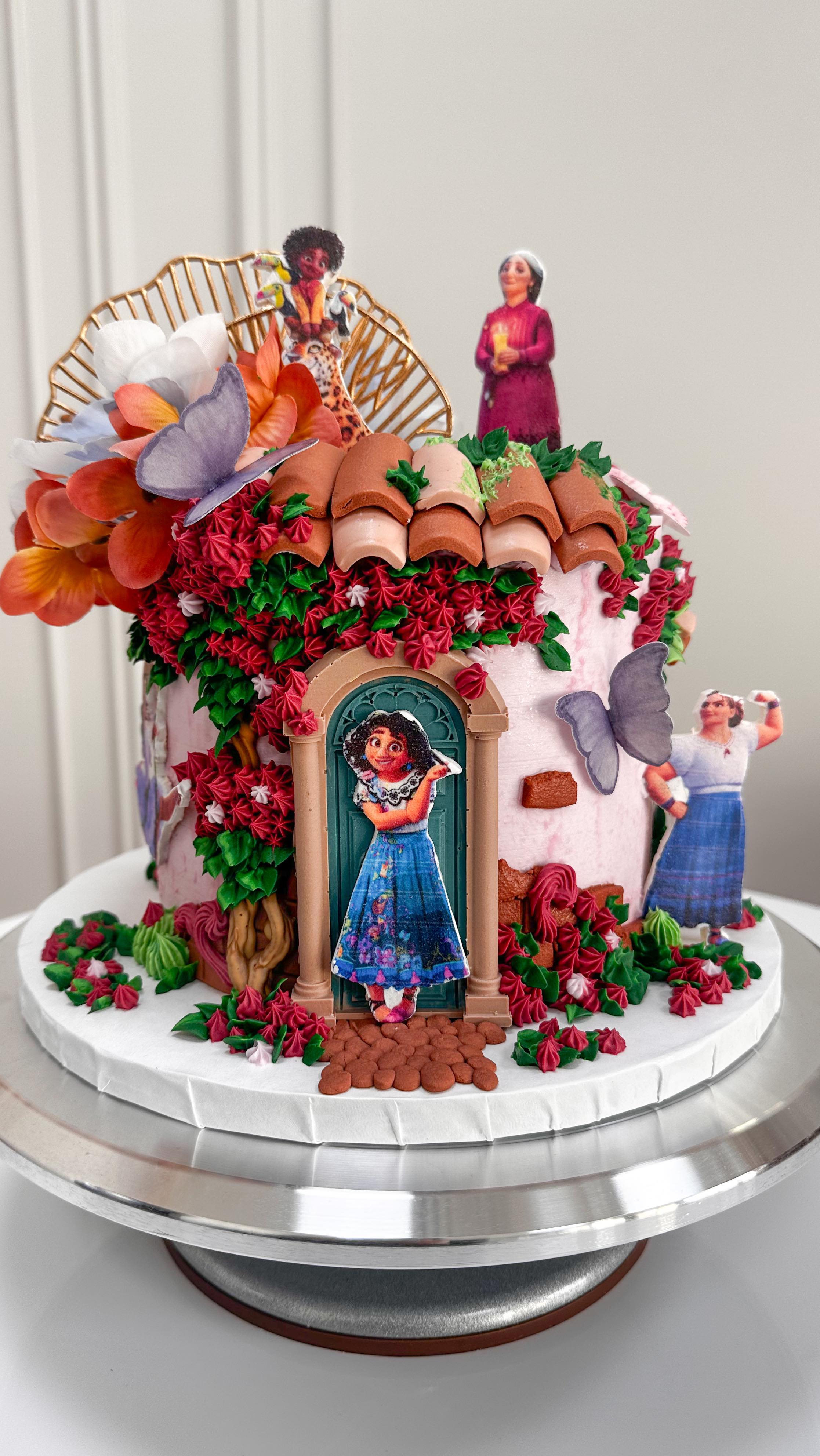 Encanto Cake😍
Amidst songs and colors, we have the result of a beautiful cake featuring the characters from this lovely and fun movie💃🏻🤩