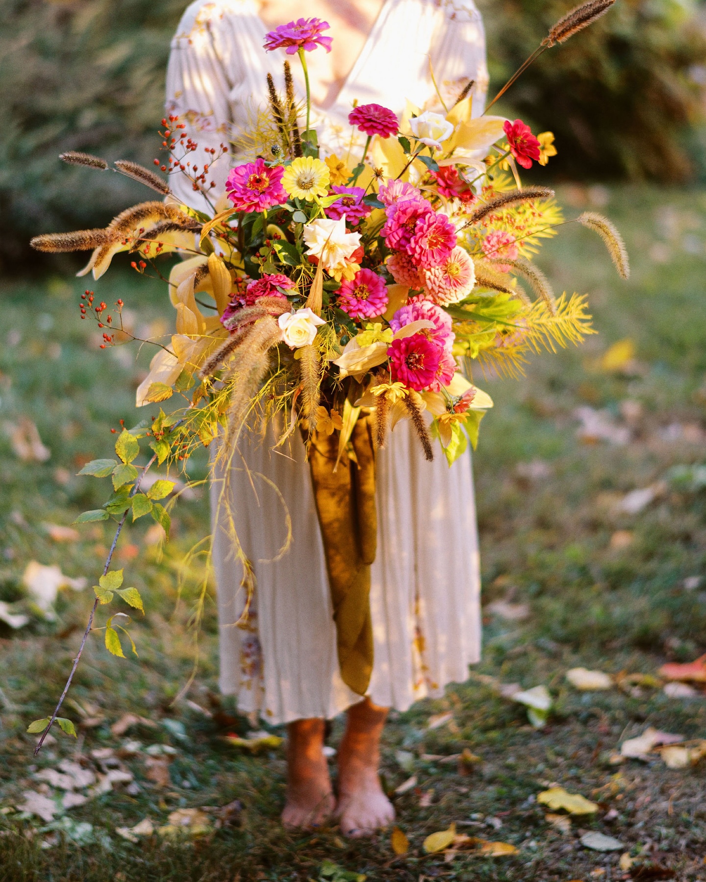 Finally sharing a little October highlight from last fall. I got to shadow @flowersbysemia and her team create an autumnal elopement space; a literal dreamscape. If I’d get married again, I think this right here would be my ideal way to celebrate. Just … chefs kiss!