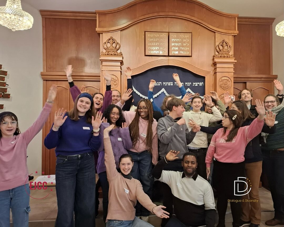 Yesterday we had the pleasure and privilege of welcoming the group of 15 inquisitive and delightful students of Pole Jeune de Nivelles. We conducted a workshop on a brief introduction to Judaism, including a little quiz, visit to the synagogue and extremely diverse dialogue. We were overjoyed to have them.