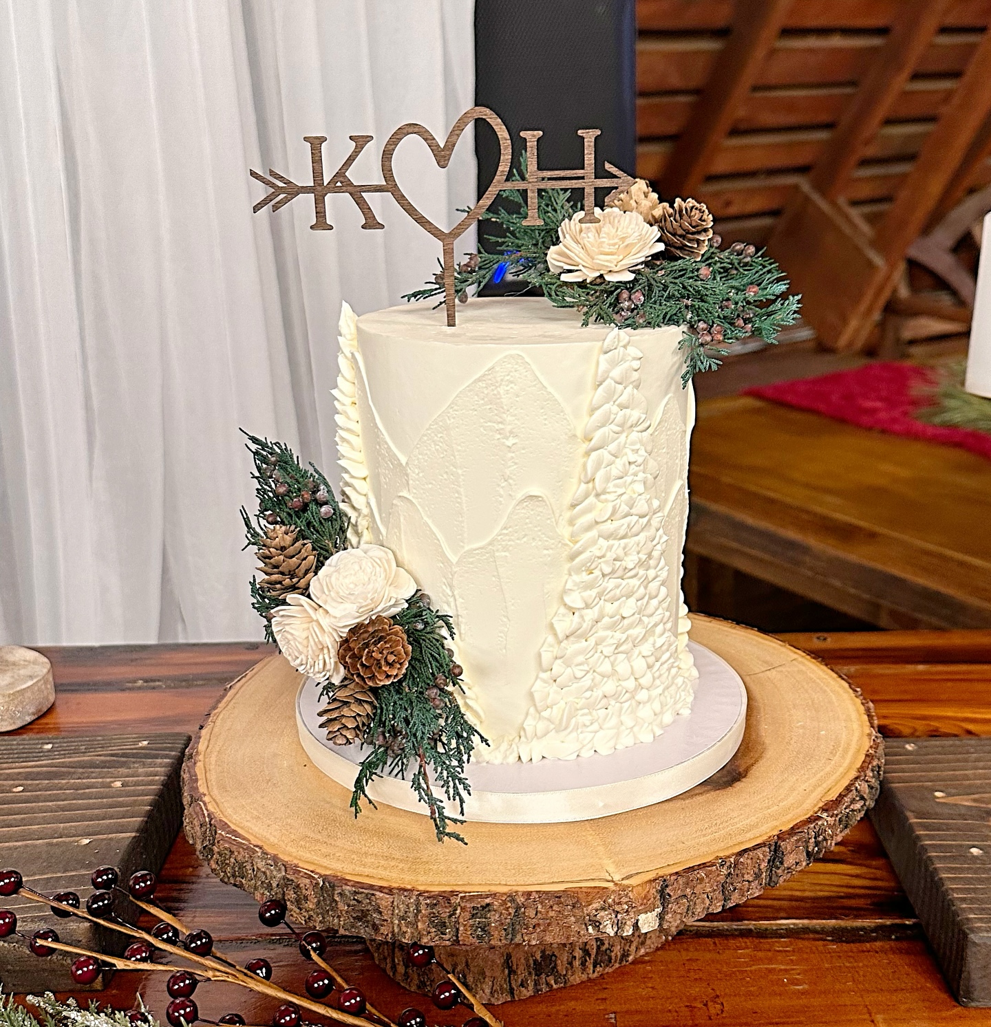 A winter themed wedding cake for this chilly week❄️
This was one of our last wedding cakes of the 2024 season, and it came out so cute! The buttercream mountains and trees paired great with the wintry florals🌲
This was an Oreo cake, filled with white chocolate mousse, and white chocolate American buttercream. So good!🤤
Swipe ➡️ to see the prettiest winter wedding ceremony at @mintbarrelbarn