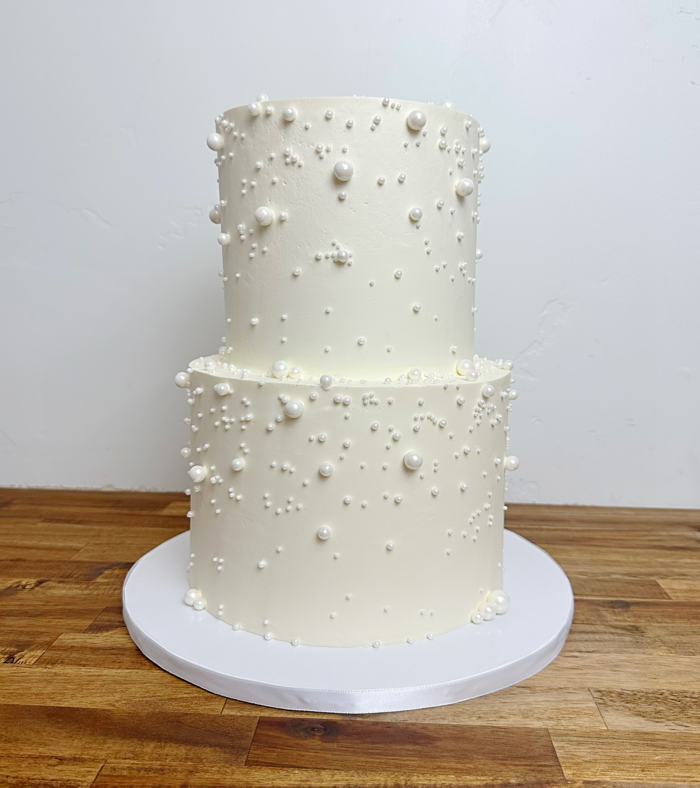 We love a classic pearled cake! We made this cake along with matching pearled cupcakes to match, and they were so elegant🤍
The bottom tier in this cake was an almond cake, with raspberry compote filling, and vanilla Italian meringue buttercream. The top tier of cake was a vanilla cake, with cookie butter filling, and cookie butter Italian meringue buttercream. So good!🤤
Swipe ➡️ to see the matching cupcakes!