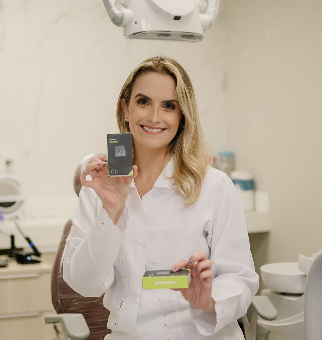 Sorria com segurança! 😊💙
Se você perdeu um dente e busca a melhor solução para reabilitar seu sorriso, os implantes dentários são a opção mais segura, funcional e duradoura!
Aqui na clínica, trabalhamos com as marcas de referência mundial em implantodontia:
✅ NEODENT – Qualidade, tecnologia e excelente custo-benefício.
✅ STRAUMANN – 70 anos de inovação em implantodontia, com padrão suíço de excelência e alta taxa de sucesso.
Por que escolher um implante dentário?
✔️ Recupera a mastigação e a estética do sorriso 😁
✔️ Preserva a estrutura óssea e evita desgastes nos dentes vizinhos
✔️ Solução definitiva e confortável, sem precisar de adesivos ou removíveis
💳 Facilitamos seu tratamento com parcelamento no cartão!
📍 Atendemos em Belo Horizonte | Rua Maranhão, 1621 – Funcionários
📲 Agende sua consulta pelo WhatsApp: (31) 99287-4411
#ImplantesDentários #Neodent #Straumann #Straumann70Anos #SorrisoPerfeito #ReabilitaçãoOral #Odontologia #Bucomaxilo