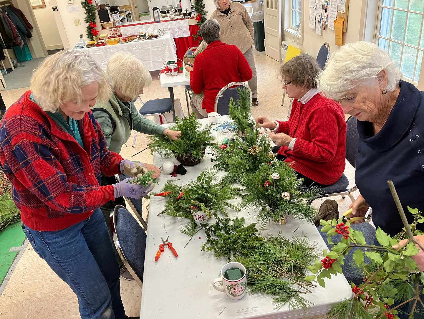 On December 5th GCW members gathered for our annual tradition of spreading holiday cheer!
Members decorated baskets of fresh greens to spruce up local spaces, as well as 70 mugs for Meals-on-Wheels recipients, and an additional 14 mugs for the volunteer drivers!
#latergram #wiscasset #midcoastmaine #gardenclub #gardenclubfederationofmaine #gardenclubofwiscasset #mealsonwheels #holidaycheer #maine