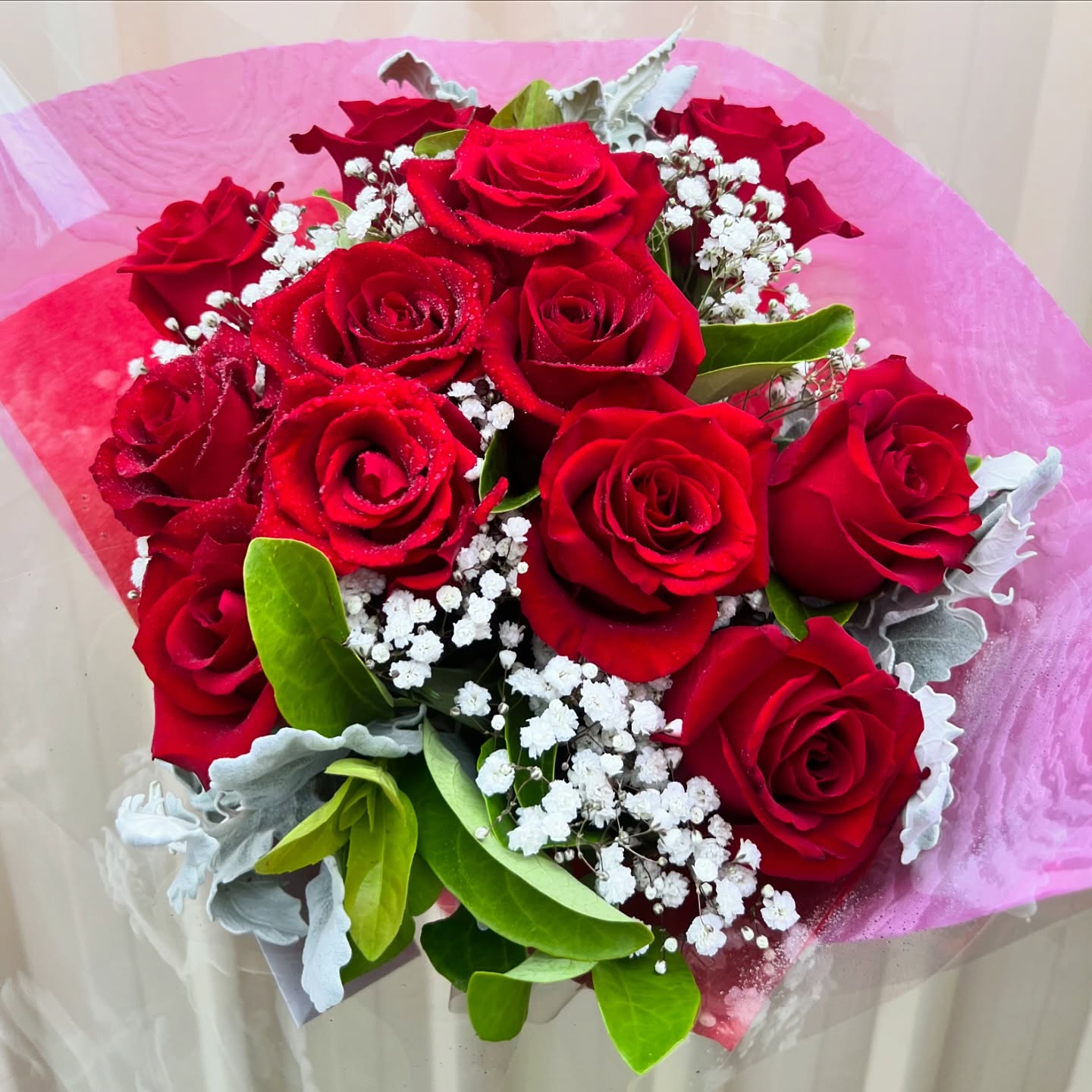 Roses are red, violets are blue, flowers say ‘I love you’ better than words ever do 💐💕 Celebrate love with blooms that speak from the heart!
#florist #flowers #roses #valentinesday