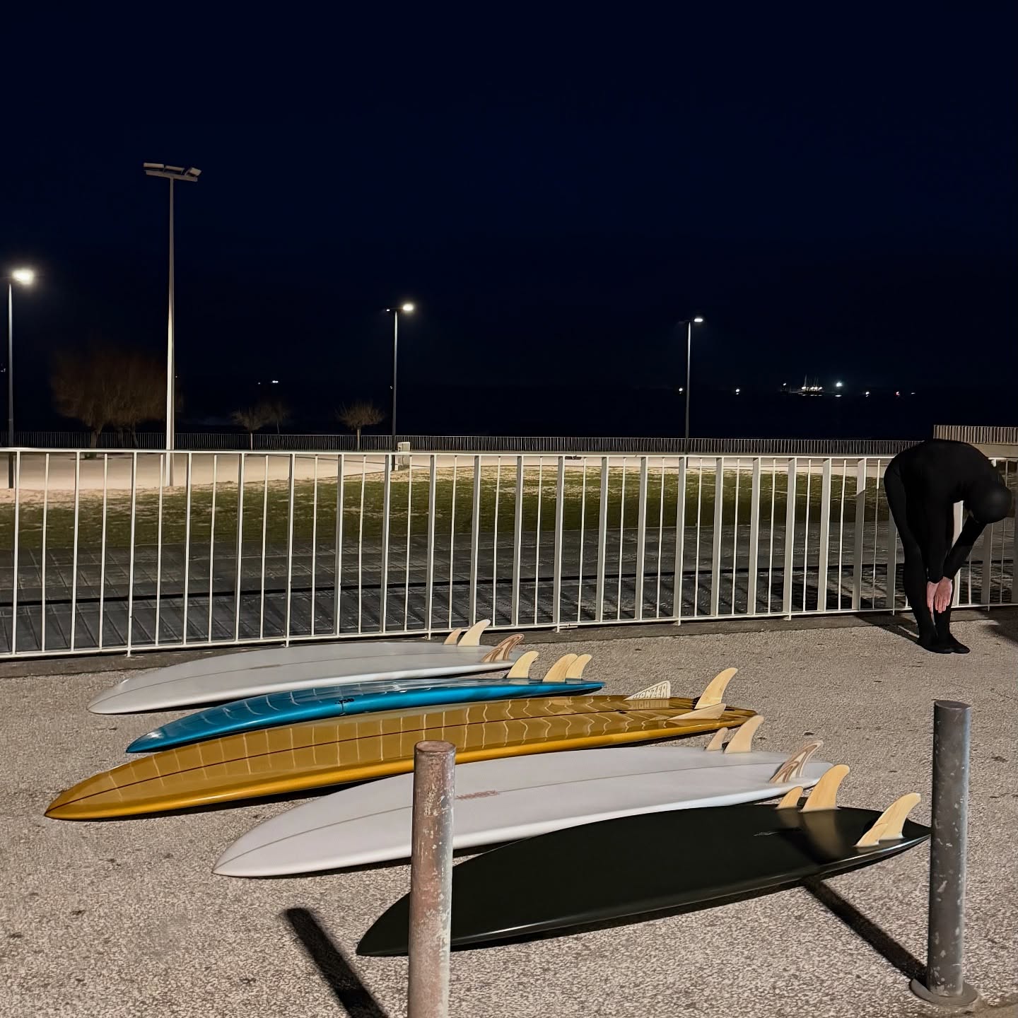 Coffee fanatics and Twinzer freaks plus assorted rides!!! A welcome dawn patrol at the home break after storm hiatus!!! Decent swell and Club(e) quorum attained… ideal state of affairs for the maiden voyage of newly arrived 6’8 Oracle and 7’2 California Stubbie @mandalacustomshapes Twinzers! Hand delivered from the US of A!
#surfclub #surfboardclub #surfingwithfriends #surfporto #surfportugal #surfeurope #surfboard #twinzer #twinzernation #twinzers #mandalacustomshapes #surfboardfins #oportolovers