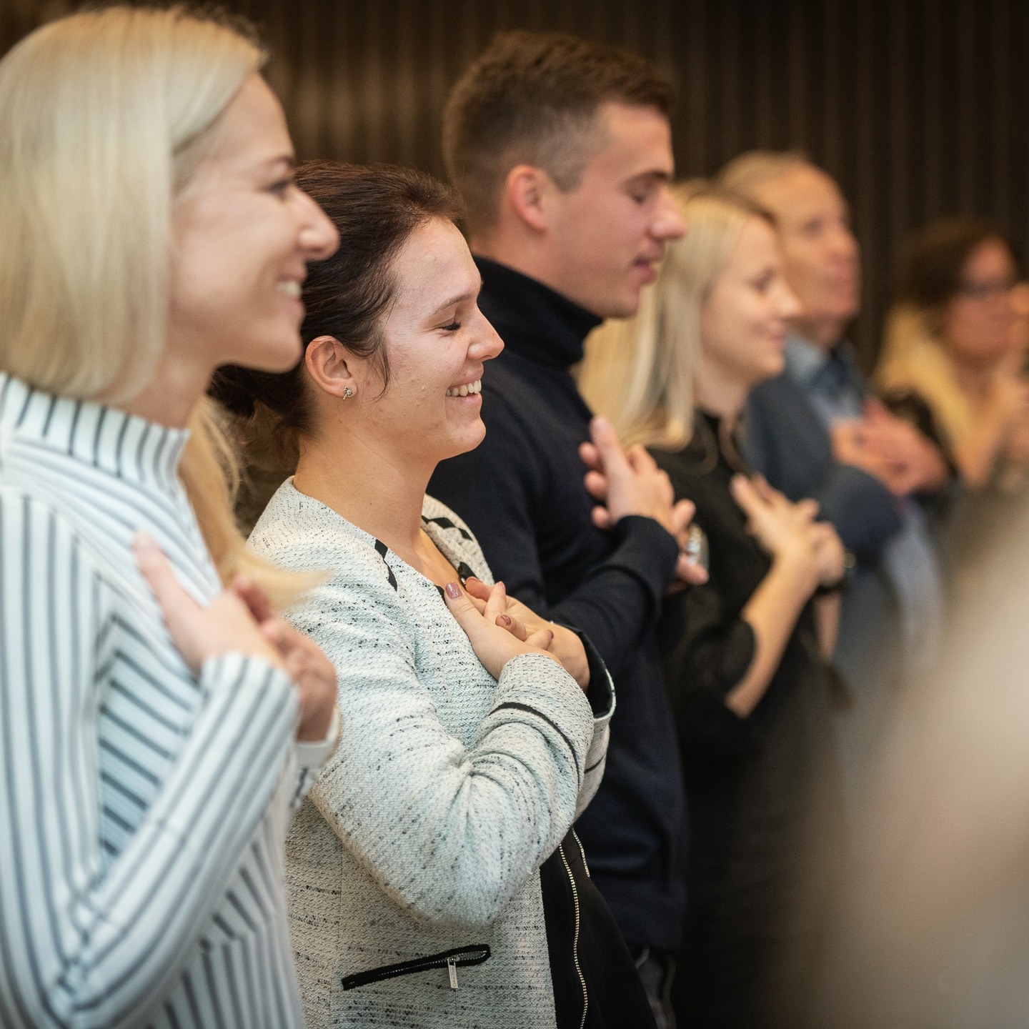 Naerujooga annab hea tuju, maandab pinged ja rahustab meelt. ✨
Hetk Eesti Ettevõtluskõrgkooli ja Ülemiste City konverentsilt “How to avoid getting stuck in today’s world”, kus mul oli rõõm viia läbi naerujooga nii saalisviibijatele kui ka ligi 2000 online-vaatajale.
Foto: Taavi Leppiman. #naerujooga #naerukoolitus #naerutöötuba #meeskonnakoolitus #youmustrelax