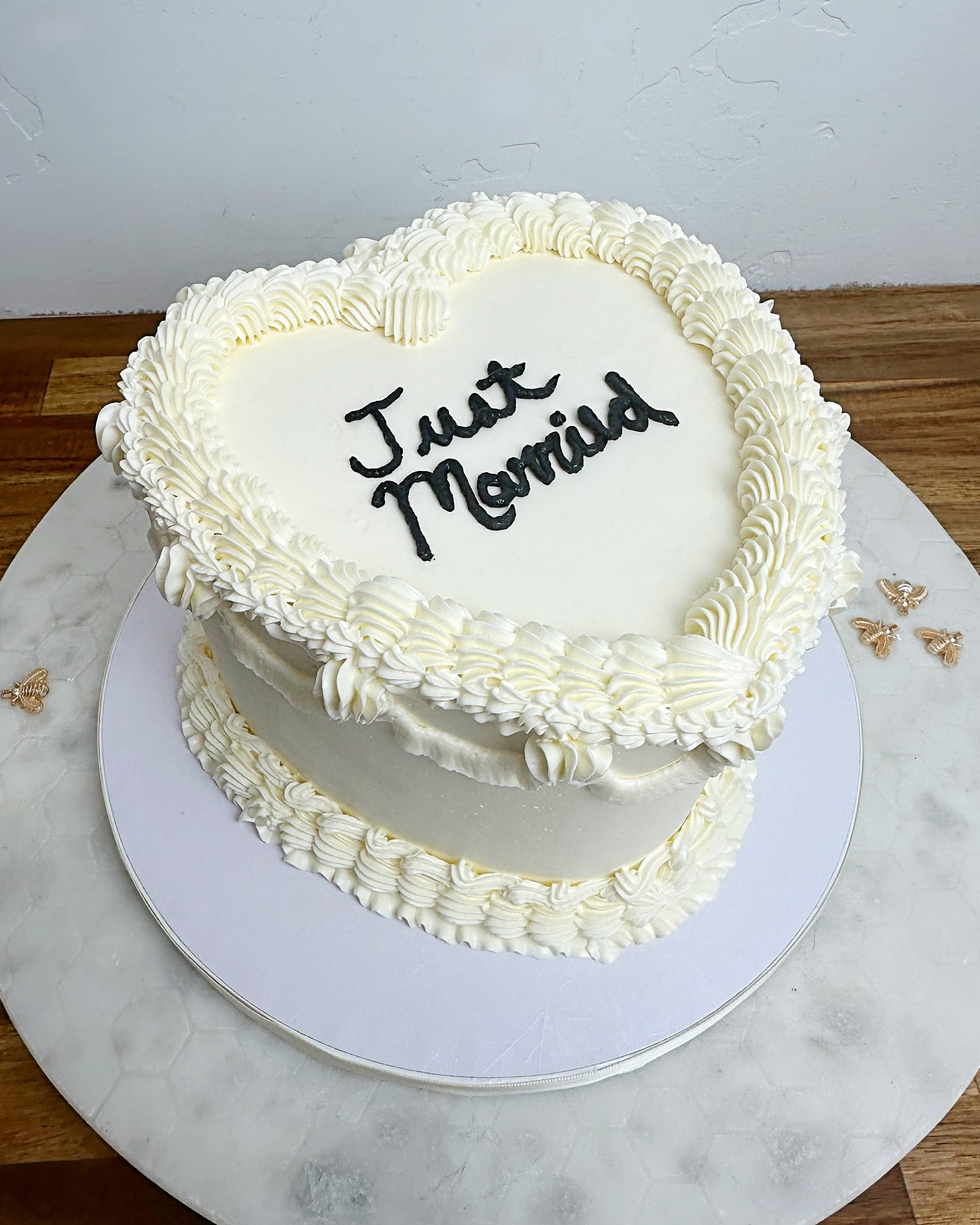 A simple vintage heart🤍
This was a vanilla cake, with raspberry compote filling, and vanilla Italian meringue buttercream. A classic flavor combination that is so delicious🍰