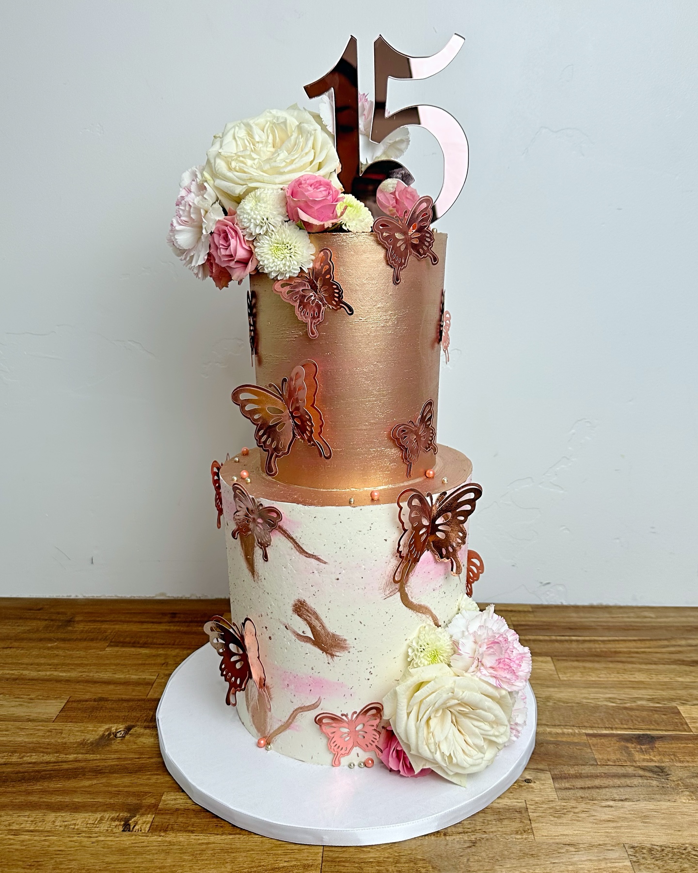 An epic rose gold Quinceañera cake!💗
We made this cake last summer and I loved the rose gold theme! The top tier completely covered in rose gold made for a statement✨
The bottom tier of this cake was a strawberry cake, with lemon curd and fresh strawberries filling, and lemon Italian meringue buttercream. The top tier of cake was an almond cake, with raspberry compote filling, and vanilla Italian meringue buttercream. So good!🤤
Acrylic topper on the cake by @cleveridaho