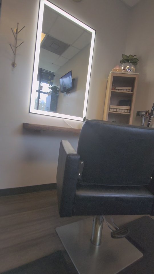 The moment we've all been waiting for!
I've been so pumped about my new room, and I've been loving everyone's reactions to the reveal this week!
Shout out to @seraphwoodworks for the incredible shelf, it's a solid piece! 👌 reach out to Zack for all of your carpentry needs.
My room finally feels like me. It's so open, bright, colorful and organized!
The mirror has been the best investment hands down. The lighting is superb. Now you guys can see the color so much better!
Can't wait for everyone to come in and see it in person🙌
.
.
.
.
.
.
#clthairstylist #monroehairstylist #indiantrailhairstylist #charlottevivids #monroehairsalon #indiantrailsalon #charlottesmallbusiness #indiantrailhair #indiantrailvivids #matthewssalon