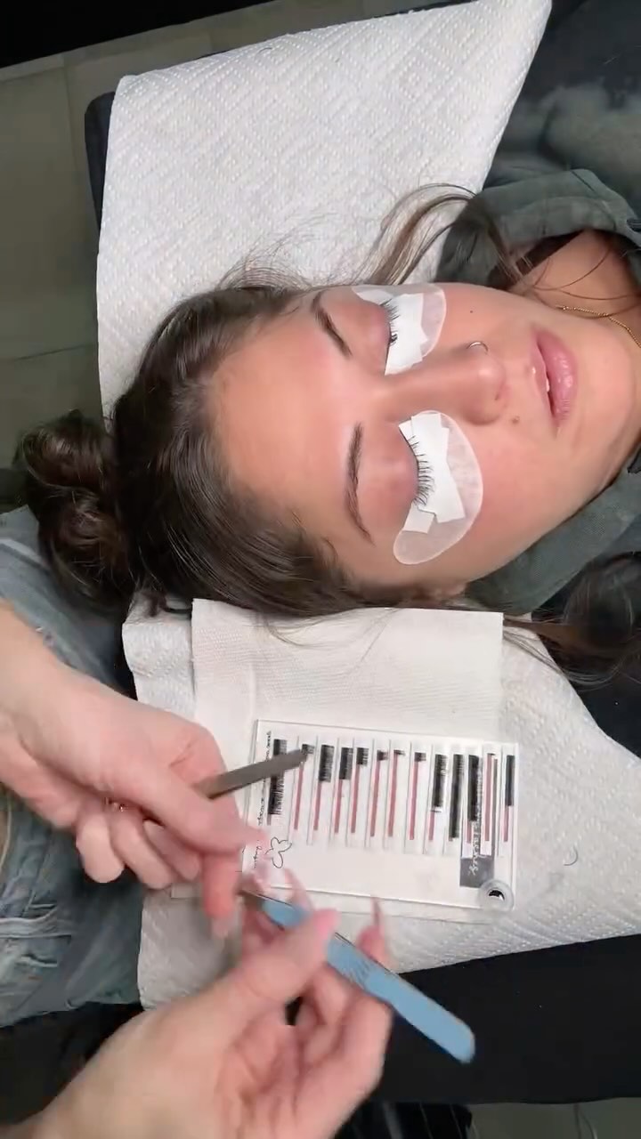 #lashlife #bestieclients #longbeachlashes #gamechanger #therapywithmygirls #beautythings #longbeachbrows #lashbabes #browbabes