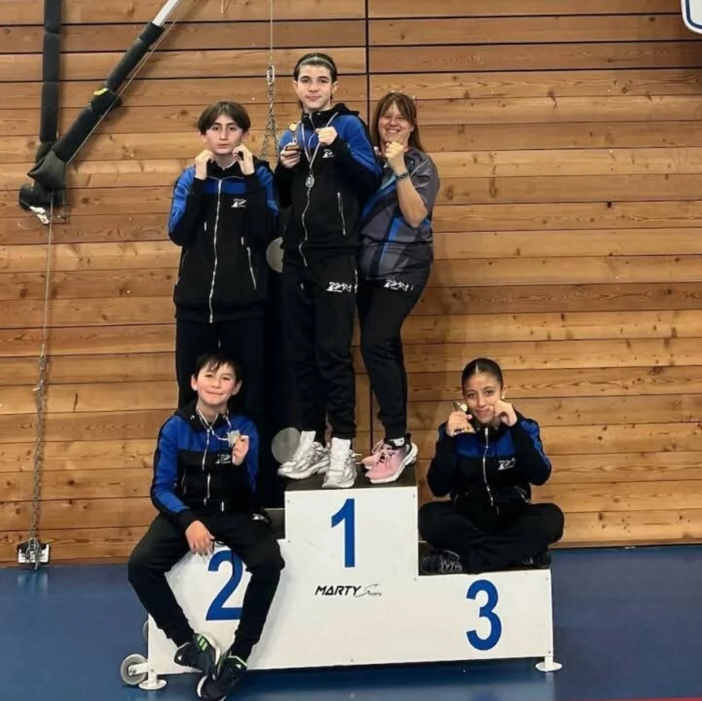 Ça y est on est en place pour le championnat Rhône-Alpes,Benjamins, minimes et cadets à St Pierre de Chandieu (69).Milhane,louisa Tristan et Louka sont prêts.