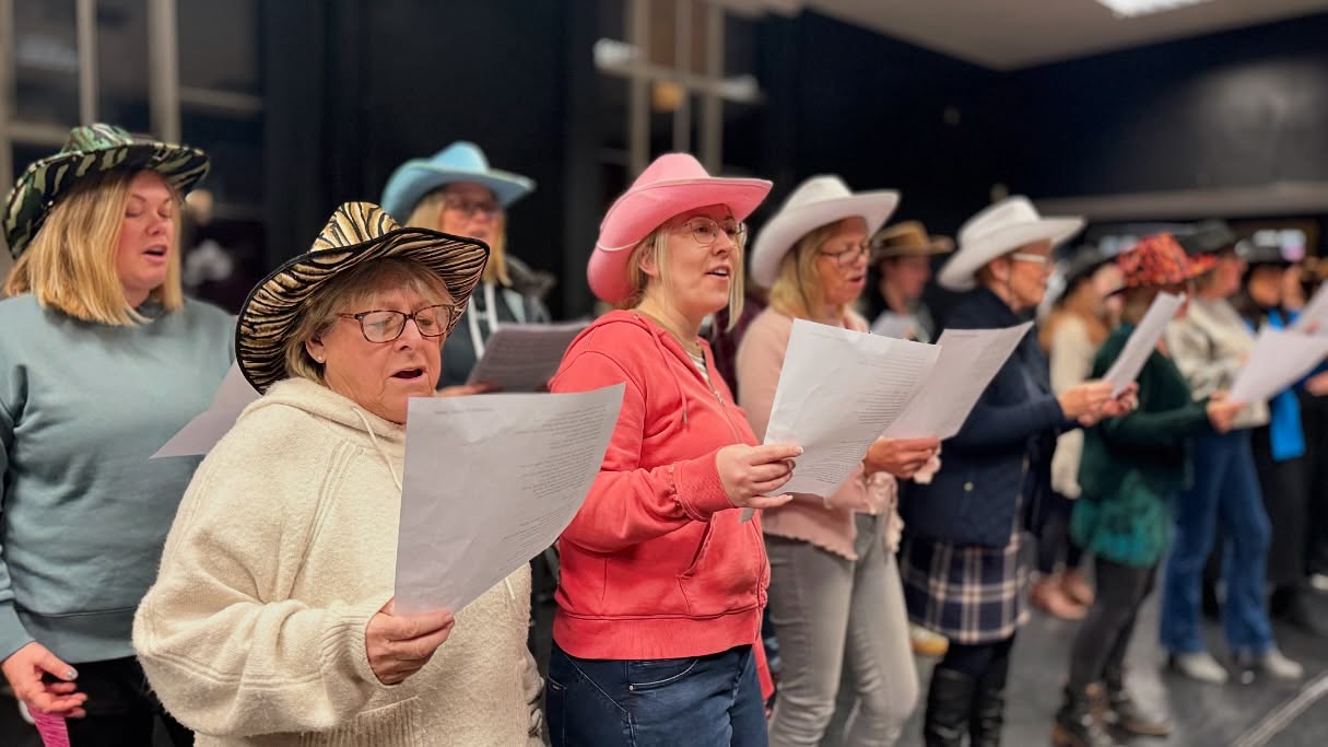 Sometimes, all you need is a good sing-song to make you feel good! 🎶✨ On the first Monday of each month, we mix up our rehearsals with a themed sing-along - and tonight was all about COUNTRY! 🤠🎤 Cowboy hats on, voices loud, and spirits high as we belted out ‘Take Me Home, Country Roads’, ‘Jolene’, plus a bit of Shania! Such a brilliant night with our wonderful choir family! 💛
#ChoirInTheShire #SingYourHeartOut #CountryVibes #ShropshireMusic #shrewsbury #shropshire @jamesbroxtonvocalstudios #lovelife