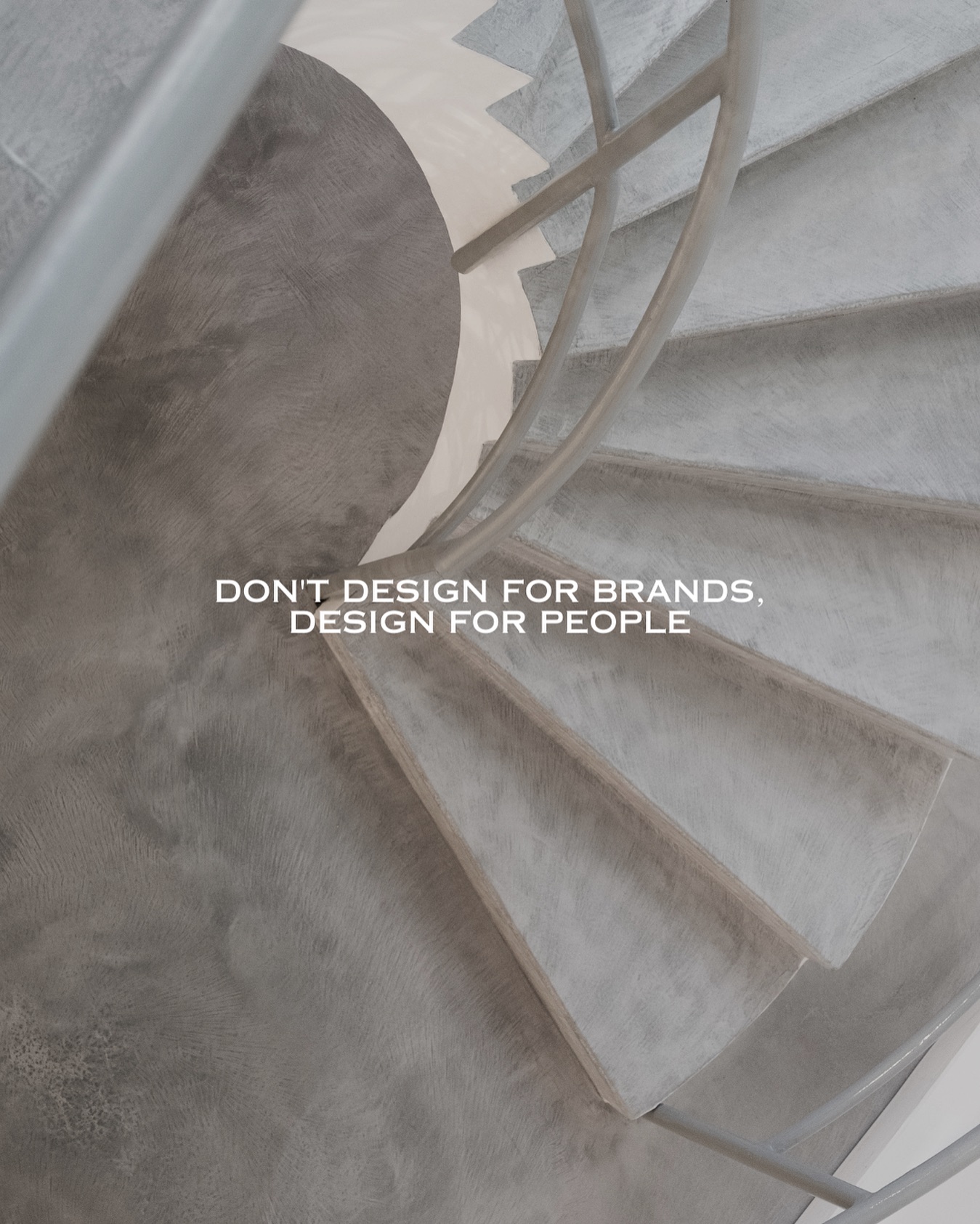 Le design de ta marque ne doit pas être pensé uniquement pour l’esthétique, mais avant tout pour les personnes qui vont interagir avec elle !
Un bon branding ne sert à rien s’il ne parle pas aux bonnes personnes. Il doit être pensé pour attirer, engager et créer un lien avec ton audience.