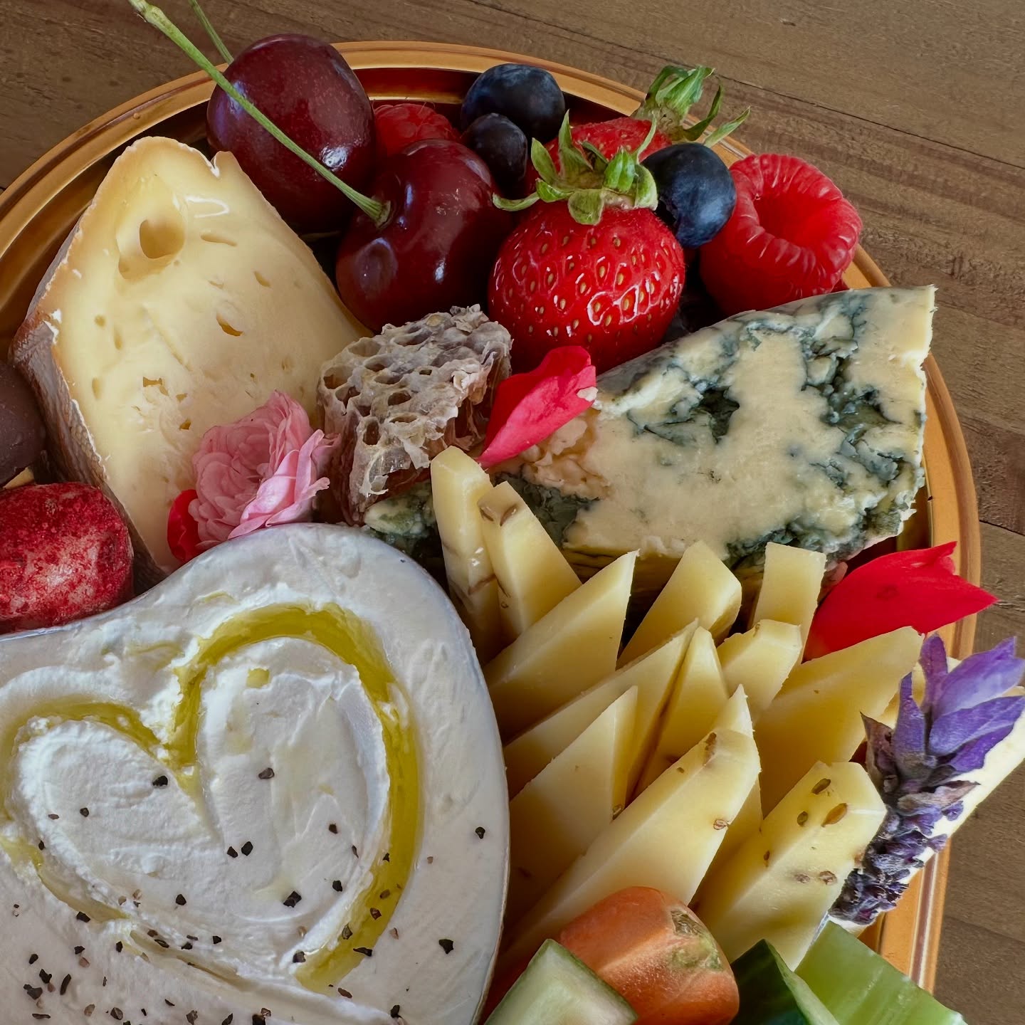 ***SOLD OUT*** Order before 12th February for your Valentine. Perfect for two to share anywhere. Take it to the park, the beach, the movies, or keep it for your midnight snack 😜. A mix a sweet and savoury including handmade fudge, truffles, biscotti and fresh berries served alongside NZ artisan cheeses and cured meats with labneh dip. Free delivery in Auckland. Made to order. Get in quick as there’s only a few left! #valentines #valentineplatter #midnightfeast